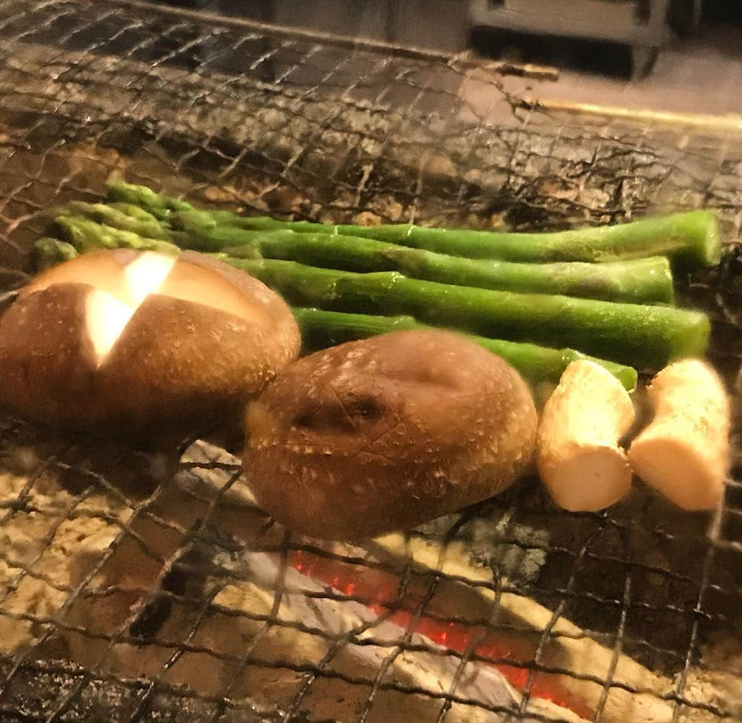 hanatsubaki029さんのインスタグラム写真 - (hanatsubaki029Instagram)「本日野菜の炭火焼き！内容は日替わりで新鮮野菜をお届けしてます🌽  #個室#イーマ#photooftheday #instafood #instagood #photographer #和食#ブライダル#居酒屋#梅田#いいね#まかない#osaka#ランチ#予約#米活#女子会#宴会#日本酒#阪神百貨店#駅近#サプライズ#ママ会#炭火焼き」3月24日 21時45分 - hana.tsubaki29