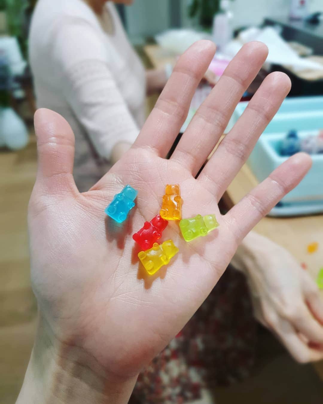 イ・シヨンさんのインスタグラム写真 - (イ・シヨンInstagram)「날씨좋은 일요일🧡🥰 @yujin_so  언니집으로🐥🐤🐣🌼히히 진짜귀여운 곰돌이젤리 비누 만드는거 알려줘서 같이 만들었는데...진짜 젤리 같아서 너무 먹고싶구요?ㅋㅋ 너무 아까워서 못쓸꺼같아😭💙 . . 갈때마다..안먹으면 된다고 다짐하는데..계속 나오는 음식에 오늘도 결국😭😭😭😭😭😭😭😭」3月24日 21時54分 - leesiyoung38