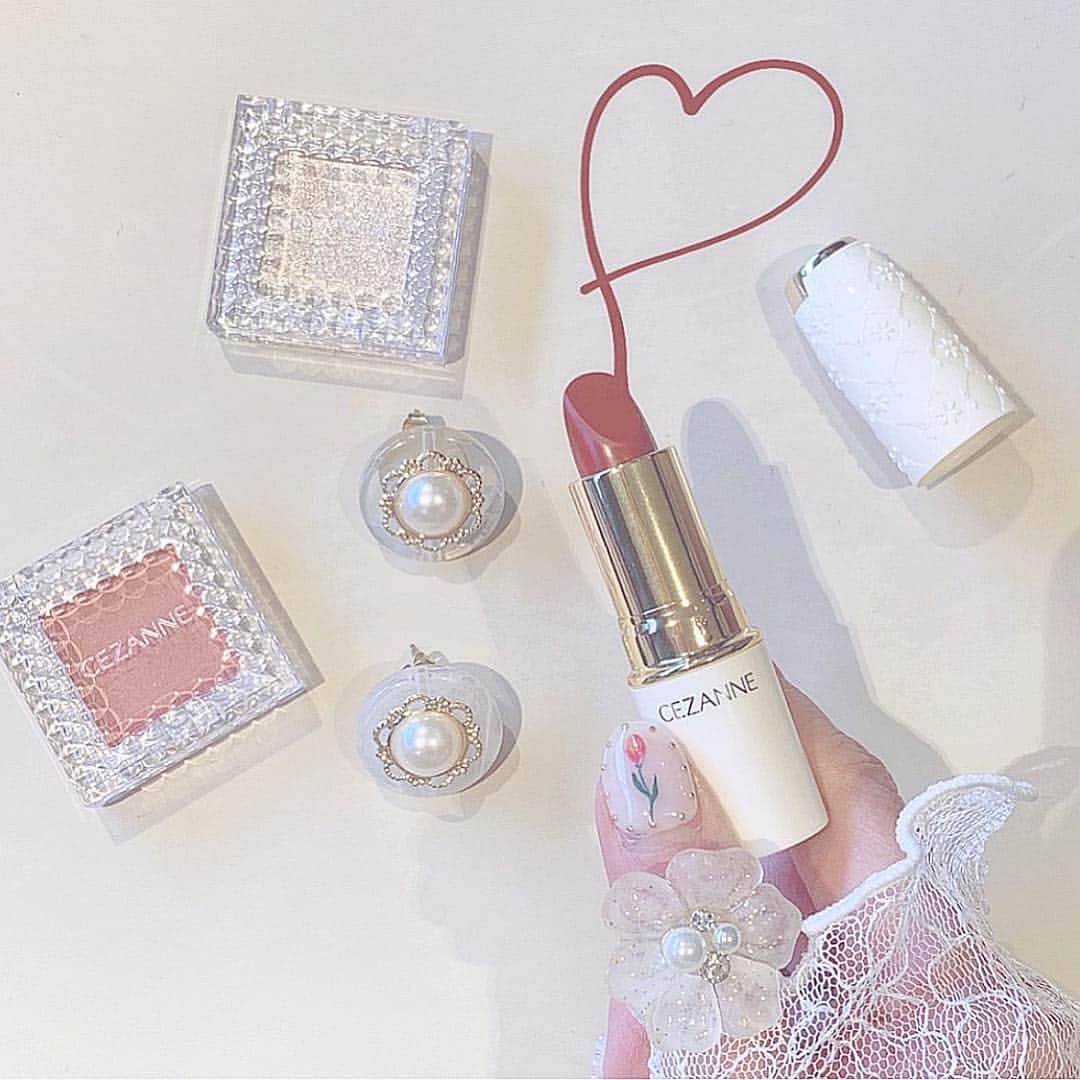 のインスタグラム：「💄⠀ ⠀ セザンヌの3/22に発売した新作の口紅と アイシャドウをゲットしてきた❤︎ 安すぎるのに質も良かったから早速レポ𓅮 (色味見せたくて三枚目めちゃupになってしまった🤣)⠀ ⠀ 口紅𓂃ラスティングリップカラーN 480円 ・407 ブラウンレッド このシリーズ見た目も可愛くて好きな色味多くて❤︎ 4本目𓅸⠀ この色は赤みブラウンって書いてあるけど オレンジぽさもあってツボな色❤︎ 潤いも発色もいいし一気にトレンド顔に🌼⠀ ⠀ シャドウ𓂃シングルカラーアイシャドウ 400円 ・03 マットレッド ・04 クリアラメ⠀ オイル配合されてるらしく、粉っぽく ならないから密着度がよくて上品な目元になる♡ 03番は上まぶたのアイホールと下まぶたのキワに ぼかして、04番を上まぶたはカラーの上から眉下まで たっぷり、下まぶたも全体的に塗るとぷっくり♡⠀ ラメのシャドウ好きで沢山集めてるけどラメが繊細で 色味もいいからすごく使えそう！ CLIOよりは粒子大きいけどこれはこれでまた可愛いな:) ⠀ そして何よりも安すぎて驚きが隠せません。⠀ ⠀ 一気に春っぽくなるから是非試してみてほしい♡⠀ ⠀ #セザンヌ#コスメレポ#おすすめコスメ#일본화장품#화장품」