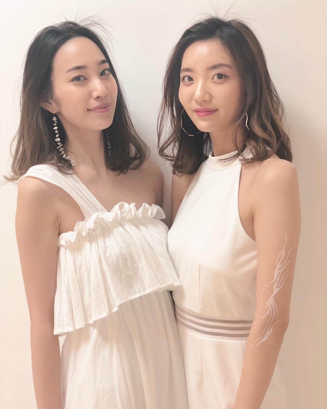 藤本奈月さんのインスタグラム写真 - (藤本奈月Instagram)「03/23.24 Fukuoka Street Party 資生堂ステージ メイクアップショー&ファッションショー 資生堂さんの春メイクを一足お先に…🌹 主婦の休日を意識した私服スタイルでのメイク提案って事で、普段は挑戦出来ないピンクメイク💄(写真の衣装とは別の😂) 久々にマーサとお仕事。多分7年ぶりくらい😂マシンガントーク止まらず楽屋でうるさくてごめんなさいでした。 未だに彼女を発掘したのは私だと言いふらしてます← あーた相変わらずかわいいわ。 ほんと大好きなお顔。 青空ランウェイとかいつぶりだろう？外でのウォーキングはまたちょっと新鮮でいいなあ。 資生堂さんのブラシが気になってたまんないから多分来月にはゲットしてると思う😂😂😂😂 . . . #fukuokastreetparty #ハルシセイドウ #fukuoka #ファッションショー #メイクショー #アートパフォーマンス #springmake #ギャル じゃんにつぼってた 私は #コンサバ顔 #綺麗よー #資生堂 #SHISEIDO #資生堂パーラー のジュースおいしかったなあ #福岡モデル #ウォーキング #ランウェイ」3月24日 21時47分 - natsuki_n2k