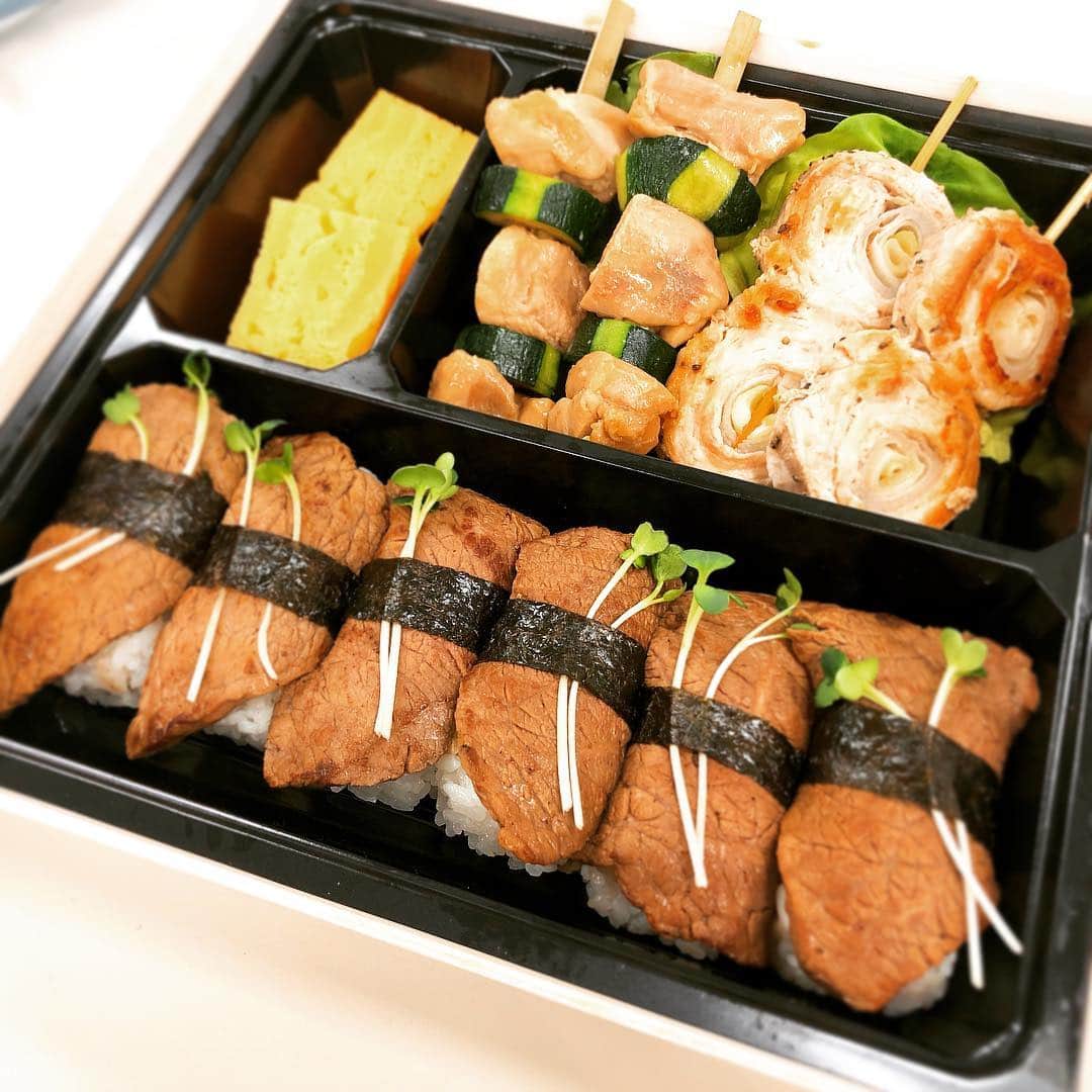 のインスタグラム：「TBSテレビ「アッコにおまかせ！」に出演してご紹介した「日本橋 日山 肉三昧 お花見弁当」です。大丸東京店で買えます😊 ・ ・ 「お花見に食べたい！お弁当」をいくつかご紹介させて頂きました🌸🌸 ・ ・ 牛肉寿司、豚肉巻き、焼き鳥。牛豚鶏のまさに、肉づくしのお弁当♪ ・ ・ →2枚め)コメント収録し、、 →3枚め以降)3/24日 放送でした ・ ・ #tbsテレビ #アッコにおまかせ #大丸東京店#肉三昧#お花見#お花見弁当#TBS#お弁当#テレビ出演#里井真由美#1級フードアナリスト里井真由美#さといいね#日本橋日山#肉#弁当」