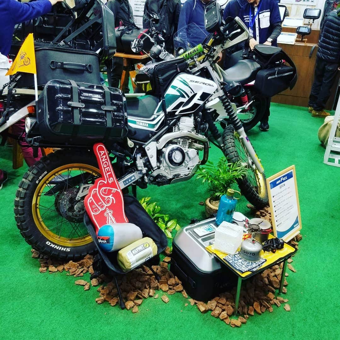 山下晃和さんのインスタグラム写真 - (山下晃和Instagram)「【MOTO】東京モーターサイクルショー2019が幕を閉じました  貫き通したことは、  もうかれこれ20年 オフロードバイクを愛したことだと思います  それは変わることがなかったですね  タナックスブースで皆様にお会いできました、またコミネでもモデルとして携わりました  このシートバッグは2年前くらいにやりたかったことを具現化してもらって、ようやくカタチ（お披露目）になりました。  中のキャンプ道具が動かないようモトフィズのツーリングネットを内部に付けられること、ツアーシェルケースをセローに搭載したのは（メディアで）、僕がおそらく初めてで、それとアッセンブルできるバッグ（見た目的にも）ができたこと。フルパニア的な要素を詰めたかったんですよね  その他のギミックももろもろあるのですが、おいおい発表していきます  あとは、YAMAHAブースの前でもあり、セローに興味がある方が多いのは分かっていたので、主役はタナックスのモノであることを指差し確認できるエンゼルスの赤い指をさりげなく置いたのが、今回のコーディネートの肝でした  それは皆様が撮った写真がInstagram上で拡散されたときのことを考えて、です。  4日間お疲れさまでした！  ご来場の皆様、ありがとうございました。  #東京モーターサイクルショー #東京モーターサイクルショー2019 #セロー #セロー250 #YAMAHA #ツーリングセロー #serow #xt250 #ヤマハ #JAPAN #tokyomotorcycleshow #CAMP #キャンプツーリング #タナックス #TANAX #motofizz #モトフィズ #angels #ツアーシェルケース #NANGA #ナンガ #クライミット #KLYMITT #ミドリ好き」3月24日 21時51分 - travel_akikazoo