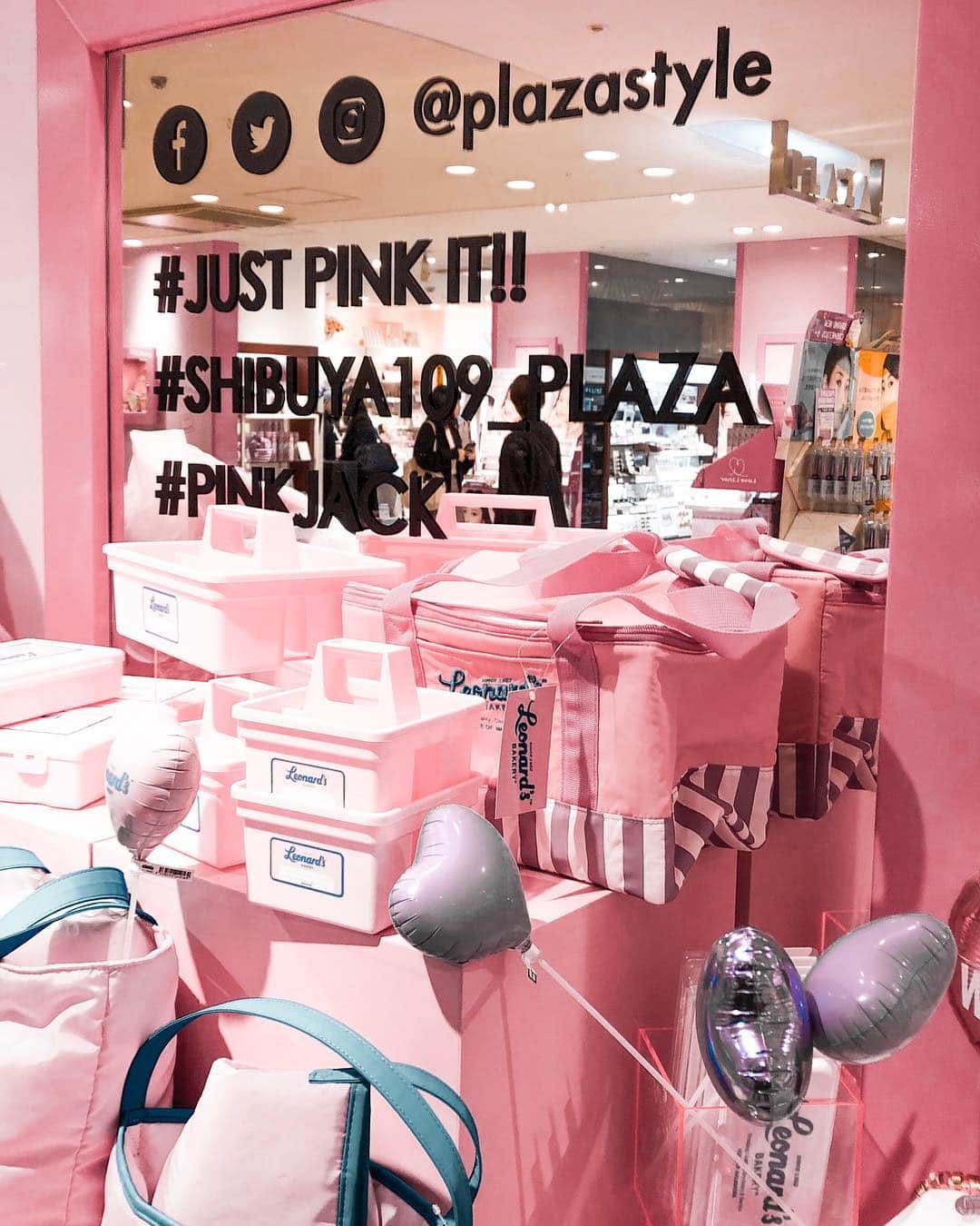 Gabrielaさんのインスタグラム写真 - (GabrielaInstagram)「渋谷109の #Plaza にピンクスペースが出来てるよ！ ピンクの空間にピンクの商品が並んでて、可愛い！ この日は1万円上限で買い物して見たけど、こんな感じになったよ (スワイプ)！😅 近くに行ったら、行って見てね . . . . #shibuya109_plaza #pinkjack #shopping #shibuya #お買い物 #ピンク #プラザ #コスメ #ショッピング #1万円ショッピング」3月24日 21時52分 - rkgabriela