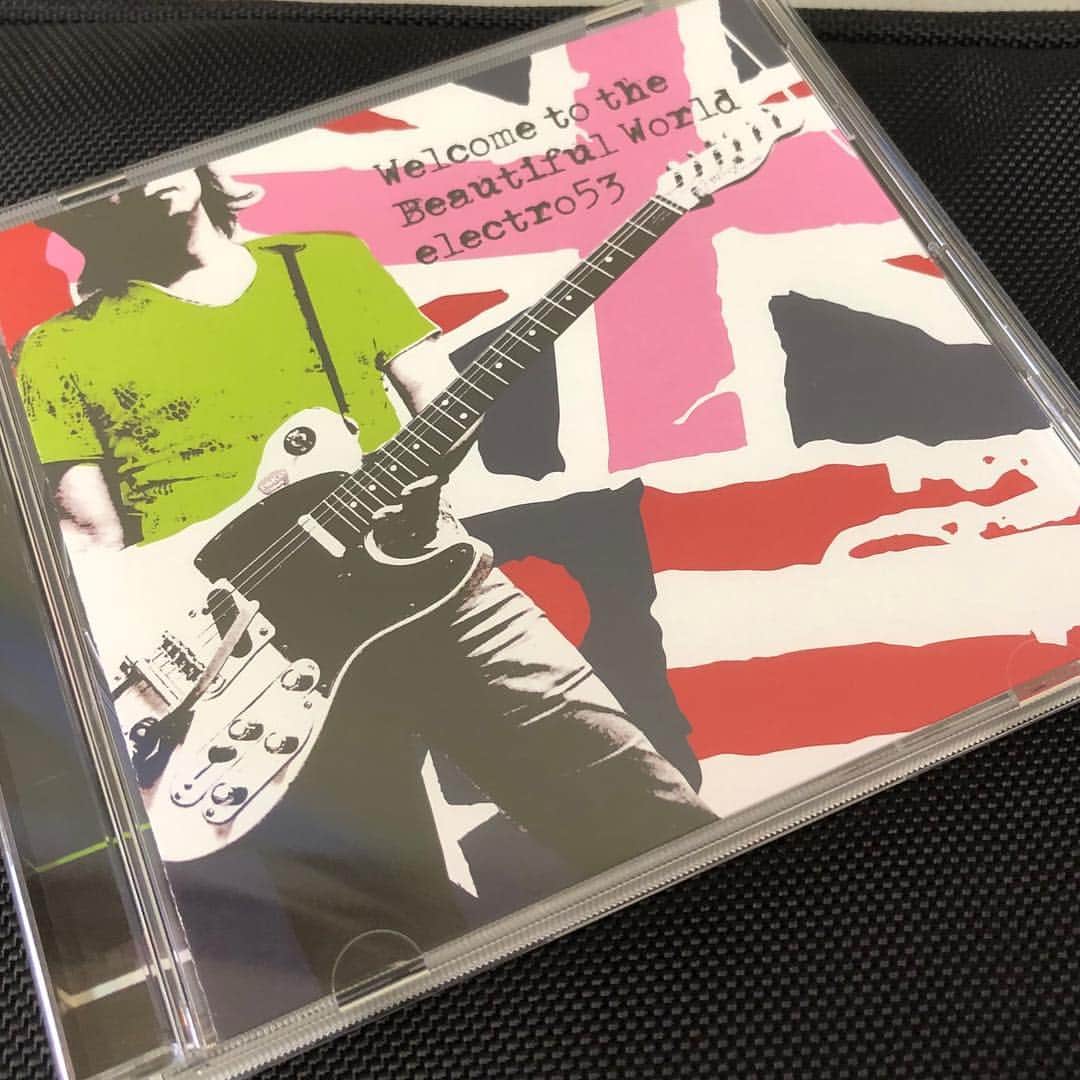 人時のインスタグラム：「T-BOLANのギタリスト五味さんからelectro53の音をいただきまして。 ギターの音色最高です！そしてキャッチーでハッピーな気持ちにさせてくれる曲ばかりで心地よく聞かせていただきました。 こういう作り方もあるんだなーととても刺激を受けました！ ありがとうございます！」