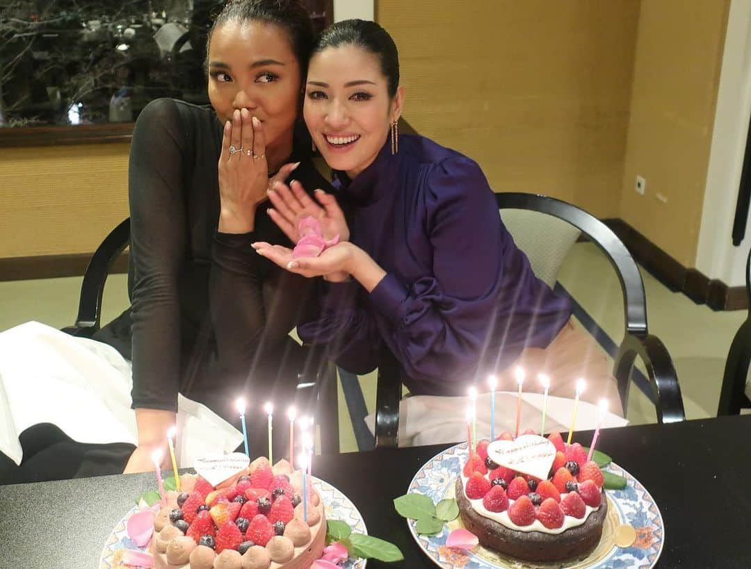 エミ・レナータさんのインスタグラム写真 - (エミ・レナータInstagram)「Happy birthday to our Queen @ahnmikaofficial & our love @crystalkayofficial ❤️🎈 We love you!!!! 🎉」3月24日 21時58分 - emi_renata