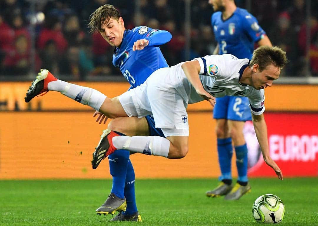 ASローマさんのインスタグラム写真 - (ASローマInstagram)「Double tap to congratulate @nicolozaniolo on making his @azzurri debut last night and @ed_dzeko on 💯 caps for Bosnia & Herzegovina! 🇮🇹🐺🇧🇦」3月24日 21時59分 - officialasroma