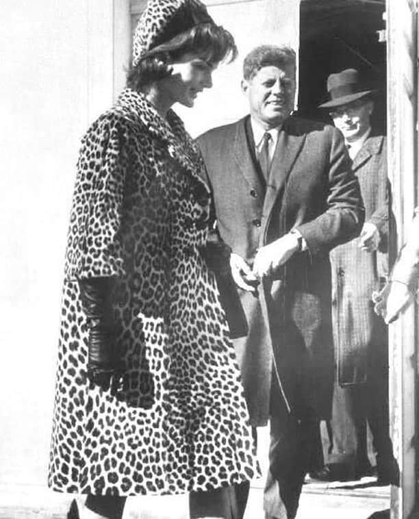 のインスタグラム：「Now that’s how to dress for flying.  The President and Mrs. Kennedy leaving LaGuardia Airport in 1962.」