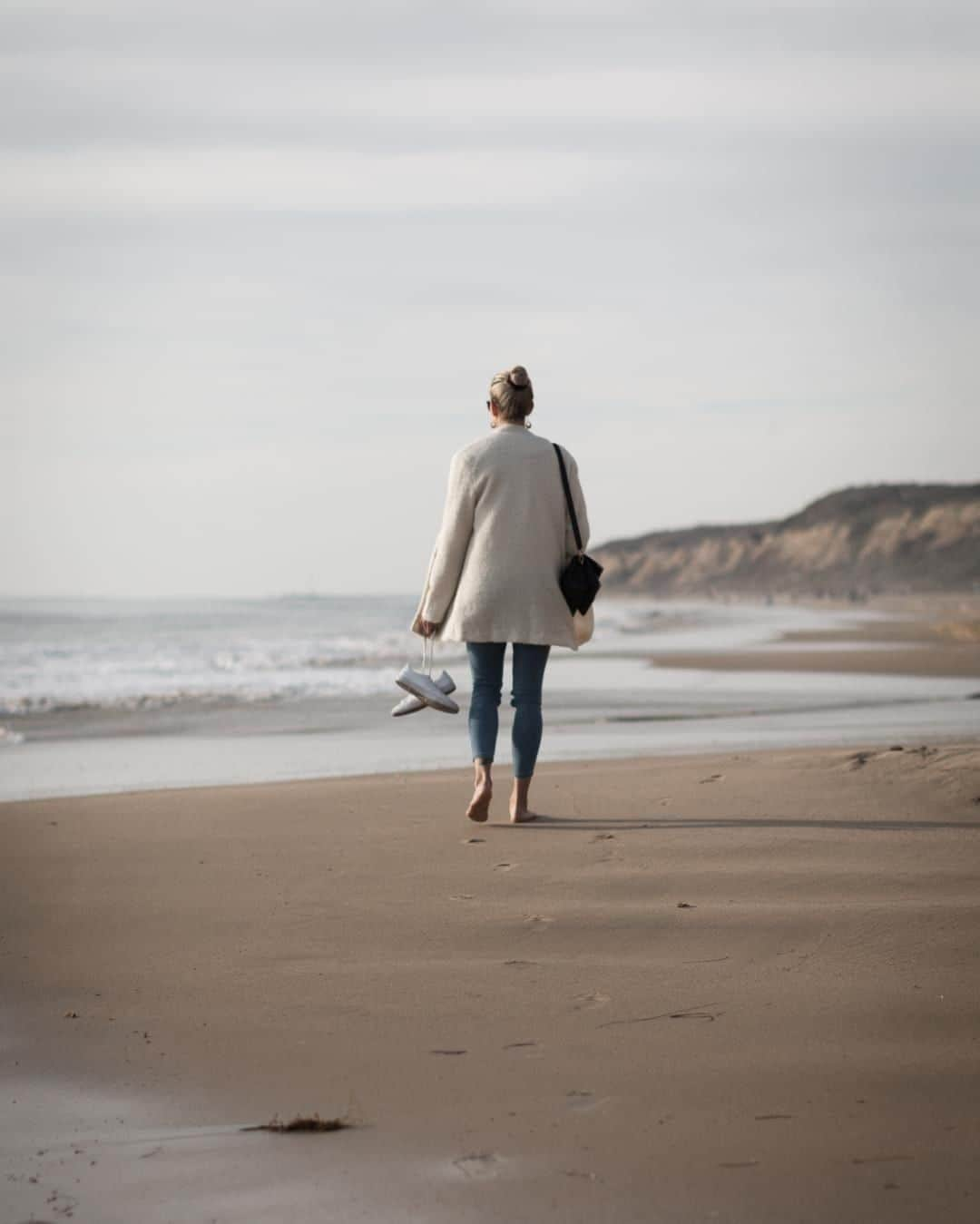 イザベル・ペダーセンさんのインスタグラム写真 - (イザベル・ペダーセンInstagram)「The seaside is my home. I was born and raised next to the ocean, and I can't imagine a life without it. The sound, smell and even the behavior. I don't know what it is, but it makes me calm and it refresh my mind 💙🌊」3月24日 22時00分 - isabellepederse