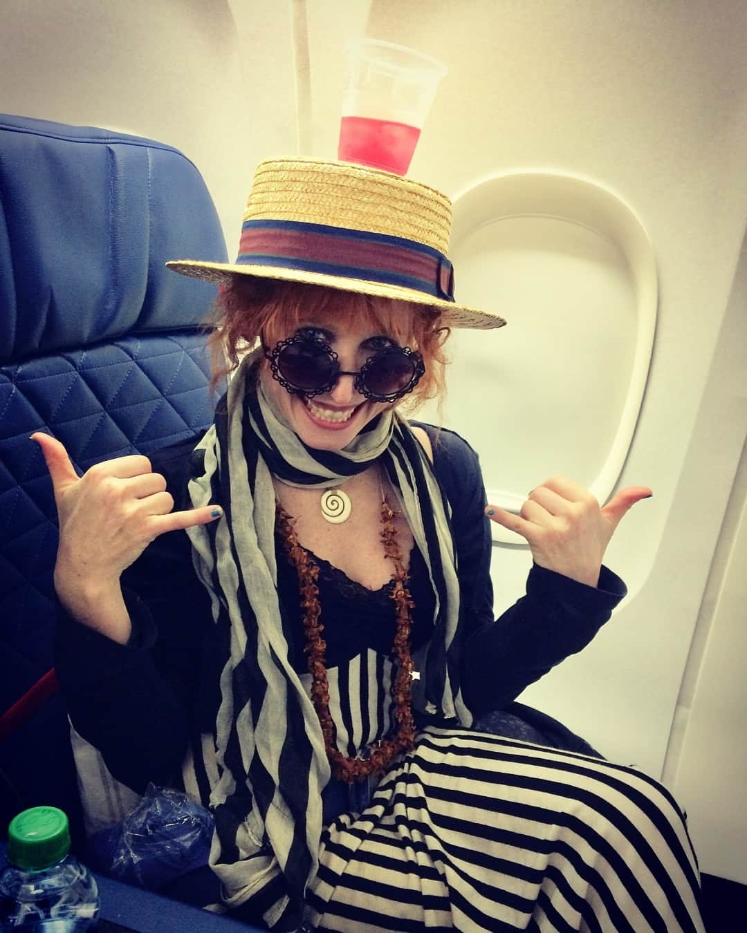 ボニー・モーガンのインスタグラム：「One adventure after the next with hardly any room in between ...and drink on my head, I’m on a red eye off to the next adventure! Mahalo Hawaii see you next time! Aloha #adventuresofbendybonnie #hangloose #mahalo #clowningaround #classy #redeye #shenanigans #bombaybeachbiennalehereicome #bendybonnie #aloha」
