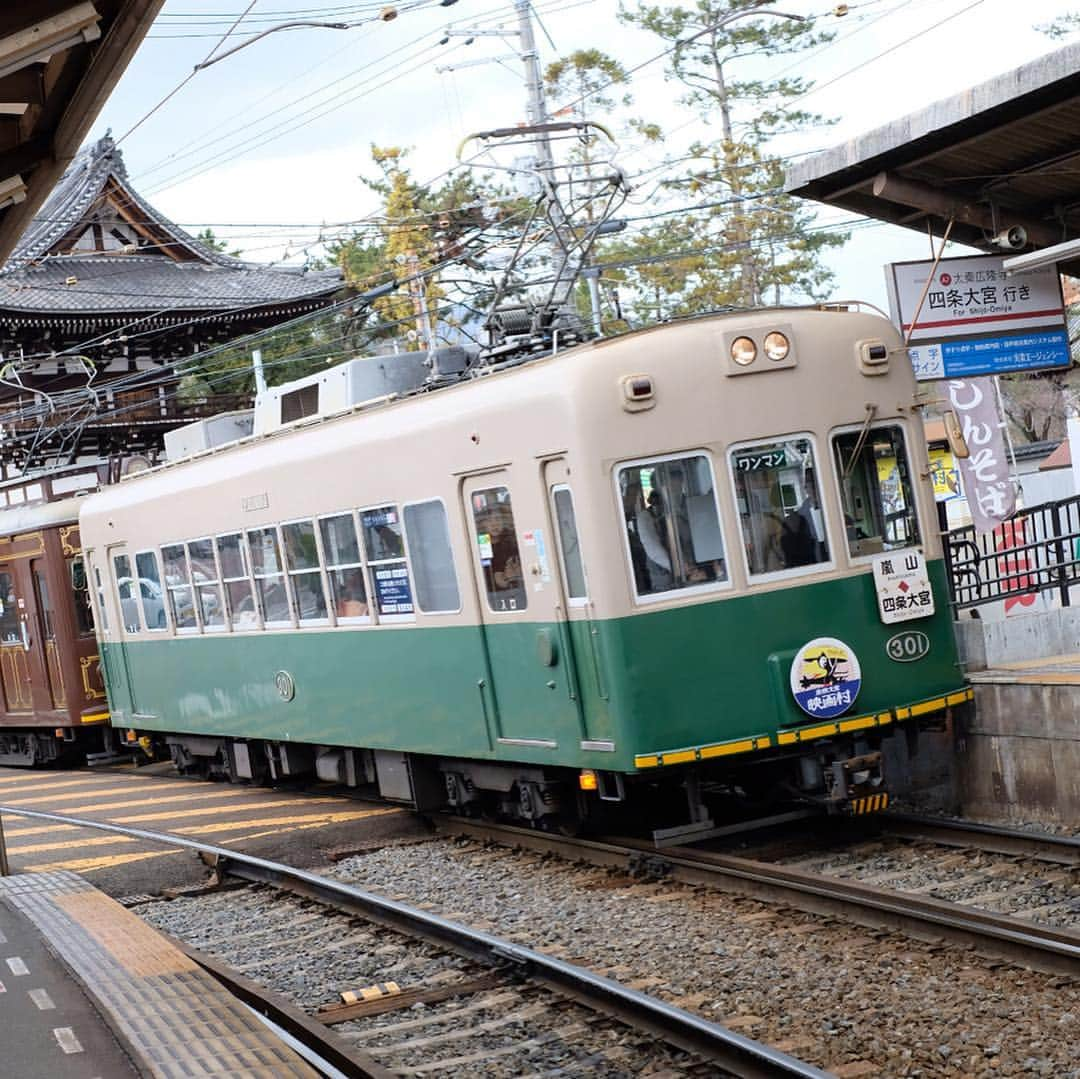 はなさんのインスタグラム写真 - (はなInstagram)「岡山入りの今日、久しぶりに京都でぷらり途中下車の旅。まずはみんなのナベログことライター田辺千菊さん(@tanabe.chiaki)オススメの「大鵬」で担々麺とてりどんきんしミニを完食し、広隆寺→清凉寺へ。既存する世界最古の五臓六腑の模型が納められているお釈迦さまがちょうどご開帳されていて、久々の再会に感涙、、、心の乱れが一気に整いました！ 良い気分になったのでそのまま一保堂本店へ向かい、お抹茶と桜餅をいただき、ちょうど京都でtrunk showを開催していた田辺あゆみちゃんと丸山敬太さんの元へ寄り道。おいしいアップルパイをいただいて、いざ岡山へ！ これまた田辺さんオススメの吾妻寿司で地元のお魚を堪能し、最後は岡山駅でホームを間違えるというトラップにはまり、やっとホテルに到着。 もうグッタリ。ボンボン・コォヒです。 #コォヒプリーズ」3月24日 22時02分 - hanalovestaco