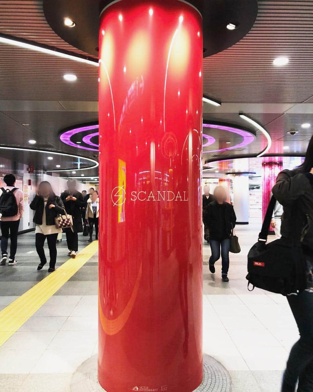 SCANDALさんのインスタグラム写真 - (SCANDALInstagram)「at Shibuya Station. #scandal #her」3月24日 22時02分 - scandal_band_official