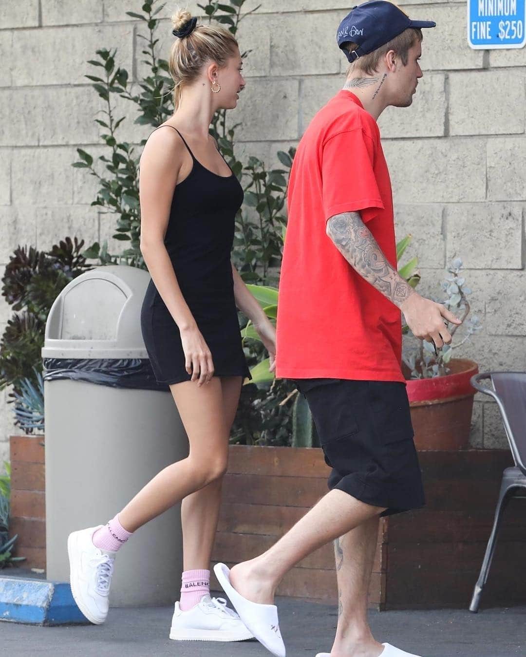 Just Jaredさんのインスタグラム写真 - (Just JaredInstagram)「@justinbieber and @haileybieber pick up lunch to-go on Saturday afternoon in SoCal. #JustinBieber #HaileyBieber Photos: Backgrid」3月24日 22時06分 - justjared