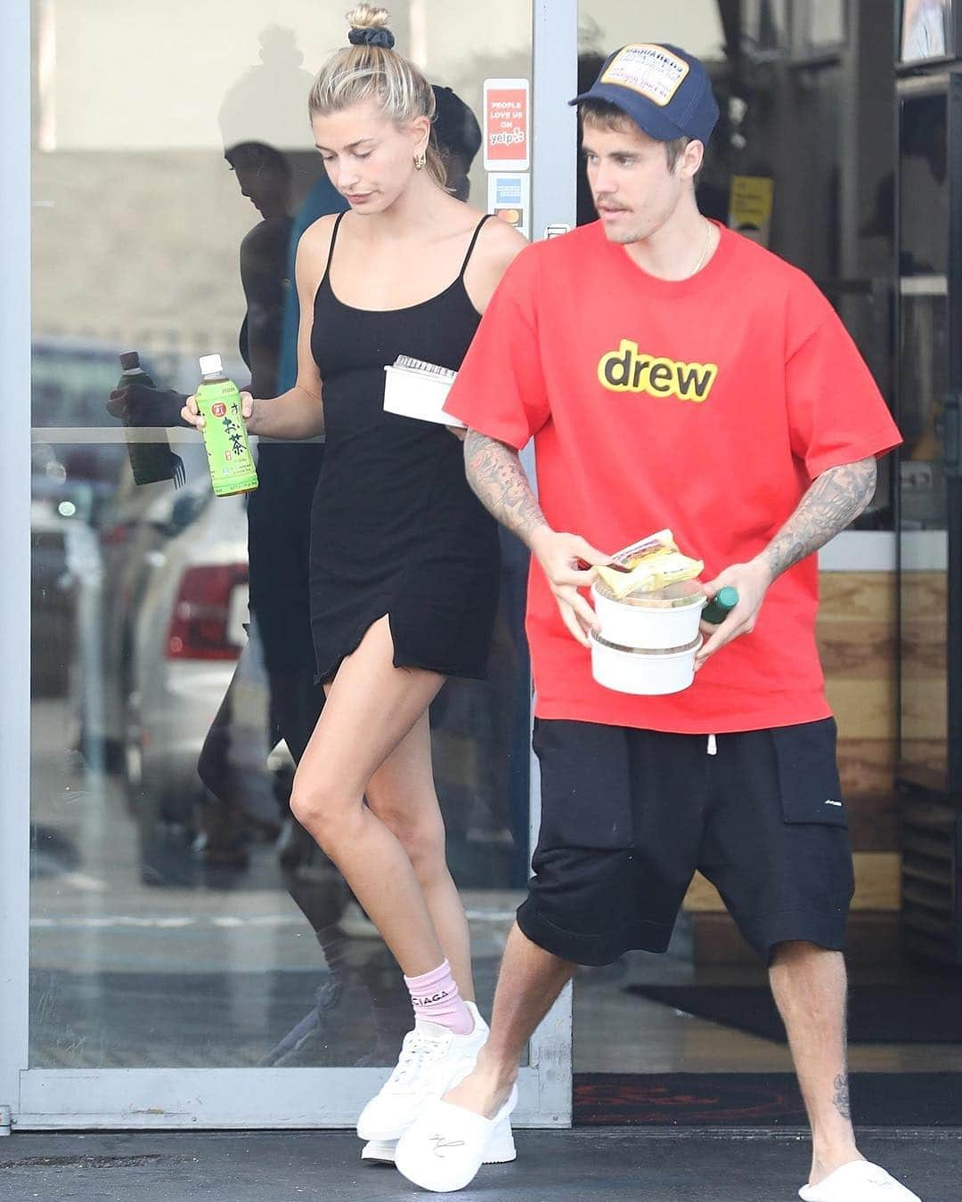 Just Jaredさんのインスタグラム写真 - (Just JaredInstagram)「@justinbieber and @haileybieber pick up lunch to-go on Saturday afternoon in SoCal. #JustinBieber #HaileyBieber Photos: Backgrid」3月24日 22時06分 - justjared