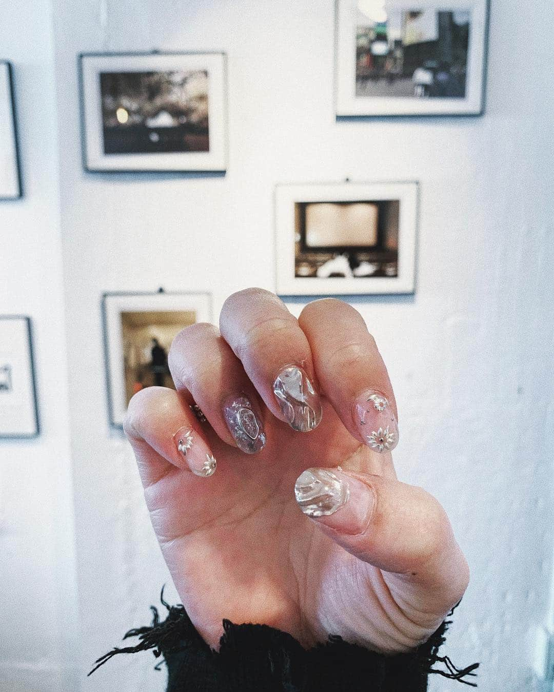 0703maiさんのインスタグラム写真 - (0703maiInstagram)「🌼ｎｅｗ ｎａｉｌ..... . . @rounge_nail_shibuya  @rounge_nail_sayaka.u  紗也香さんにやってもらいました♡ 春っぽく、、だけど色はsilverで可愛くなりすぎるのは嫌。と、しっかり好みを伝えて、紗也香さんのセンスに任せました🥺 もう完璧‼️‼️可愛いっ‼️ まいらしさもある。←すみません。笑 見る度にきゅーーーんってなる🥺 お気に入りすぎるnail です💅 #左右非対称ネイル にしてくれたから左手もまたアップさせて下さい💅左手も可愛いんだ❤️ . . #RounGe #roungenail #rouneeyelash #roungenailshibuya #nail #naildesign #silver #silvernail #mirrornails #springnails #mamanail #mamafashion . . . . silver ring との相性も普段のfashionにもばっちり合うようにしてくれて大満足です🥺❤️ 次も楽しみっ‼️‼️」3月24日 22時06分 - 0703mai