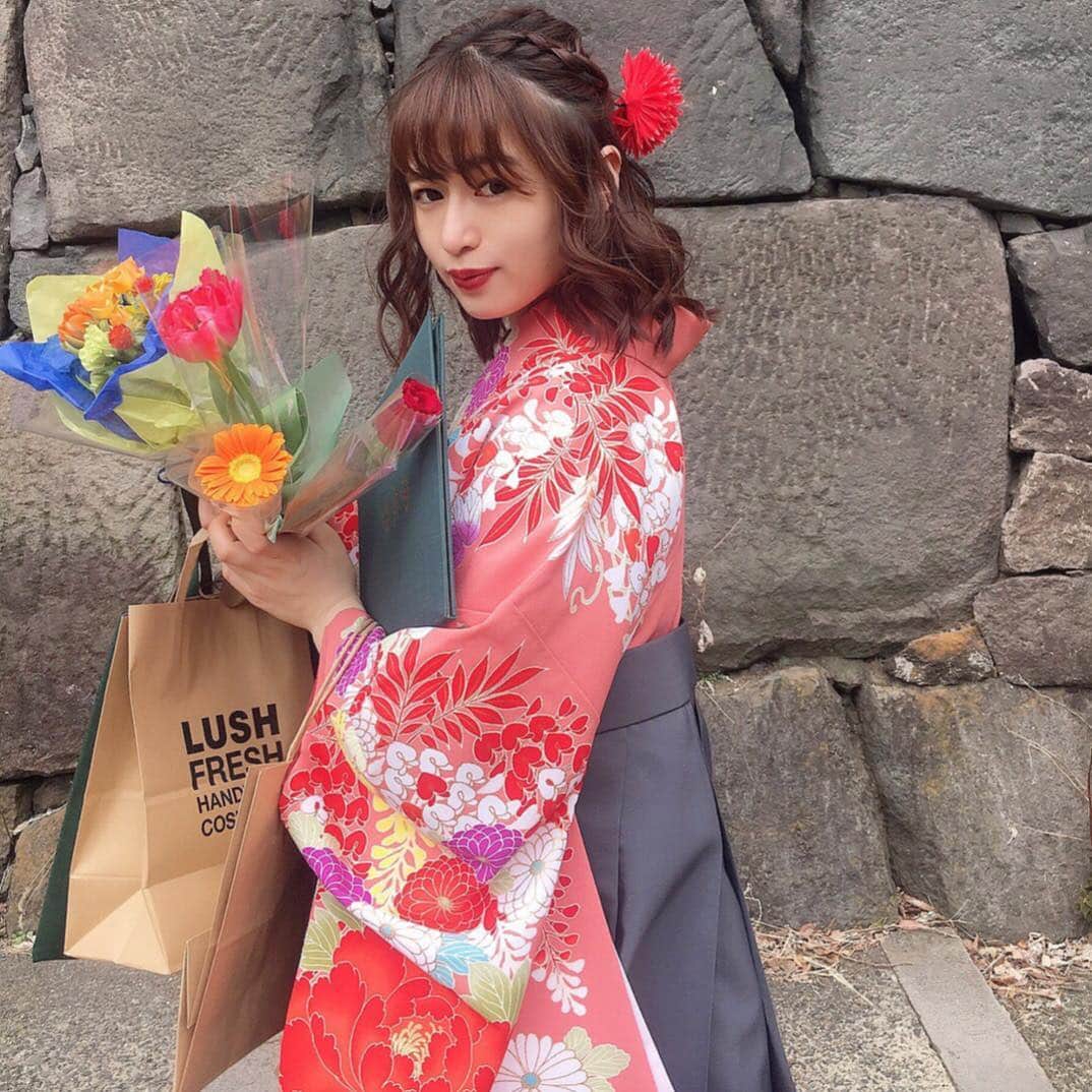 菅野梓のインスタグラム：「. 卒業出来ました！😂 私にとって大学生活は人生の夏休みでしかなかったけど、その中で沢山の貴重な出会いと経験をさせて貰って大きくなれた四年間でした！◎ 大切な人もいっぱい出来て、泣いたり笑ったり毎日が幸せだった☺︎ . これで学生生活は終わり👩‍🎓だけど皆さん、社会人になっても仲良く&お世話してね！😌 （本当周りの人に日々感謝！）（どうか末永く） . #日本武道館 #花粉やばすぎ #目開かない #目から粘膜 #鼻呼吸できない #いつもの顔じゃない #卒業式 #学生生活終了#感謝 #専修大学 #平成最後の卒業式 #0322 #袴 #本当にありがとう☺️」