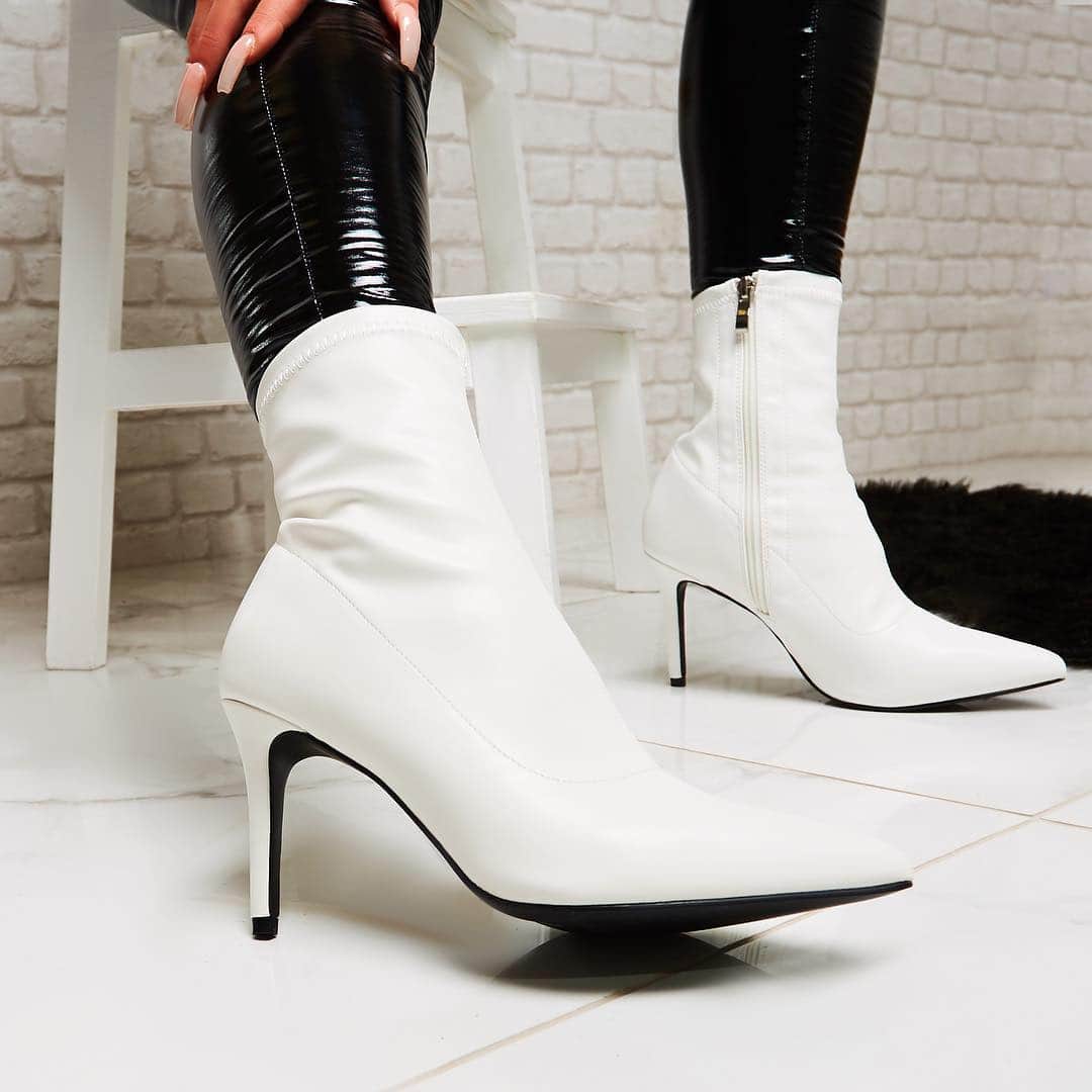 Public Desireさんのインスタグラム写真 - (Public DesireInstagram)「White booties ain't just a seasonal thing babes⚡💓 Shop RADAR NOW £20.00 in our 2 booties for £30 edit💸 #lookofthebae #pdbae Tap to shop ☝」3月24日 22時08分 - publicdesire