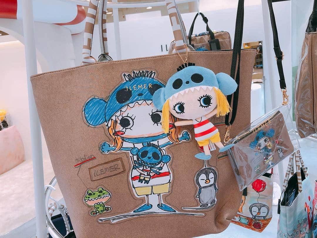 ILEMERさんのインスタグラム写真 - (ILEMERInstagram)「着ぐるみヴィンテージシリーズ✨ 合わせやすいと世代問わず大好評です🙌💕 ・ ・ #イルメール  #ilemer #イーマリーちゃん #着ぐるみヴィンテージ #ビニールトートとリュックもあります✨ #キャラクター #バッグ  #ウエットスーツ素材 #お財布ポシェット #ぬいぐるみチャーム #セットで更に可愛く💕 #店頭限定 #春コーデ #コーディネート #アタオ #アタオランド #スタジオアタオ #神戸 #神戸国際会館sol ・ ・ 【LUNLUN(ネオプレーン素材トート) ￥16000＋税】 【PIKAPIKA(お財布ポシェット) ￥7800＋税】 【ぬいぐるみチャーム(着ぐるみ) ￥3500＋税】※店頭限定」3月24日 22時10分 - ilemer_official