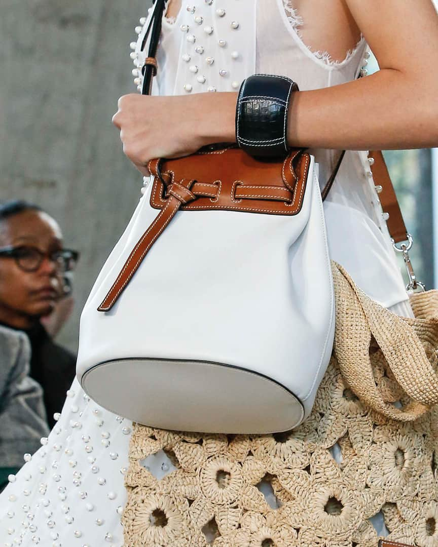 Loeweさんのインスタグラム写真 - (LoeweInstagram)「#LazoBag first unveiled on the #LOEWESS19 runway. Available now in a series of shapes, colours and sizes. Shop now on loewe.com #LOEWE」3月24日 22時21分 - loewe