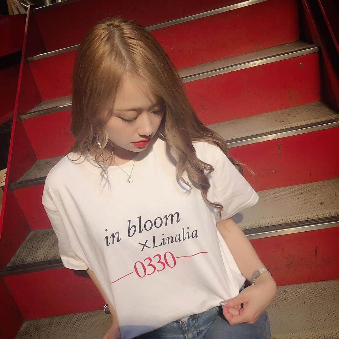 Monaさんのインスタグラム写真 - (MonaInstagram)「. . . 今日はin Bloom  大阪公演 . ありがとう〜😭❤️ . 自分達のためにこんなに . 泣いてくれるみんながいて . 本当に幸せ者です(´･ω･`) . . 残すはファイナル東京のみ。 . 4人本当に最後のライブ、 . 7年間の感謝を込めます。 . . . #DJ#femaledj#music#Carat #osaka#live#fanjtwice#kpop #instagood#likeforlikes#artist #followme#japanesegirl #エアマックス95#エアマックス #スニーカー女子 #ファッション#コーデ #tシャツコーデ #ライブ#ワンマンライブ #大阪#アメリカ村 #ラストライブ#ラストワンマン」3月24日 22時21分 - dj_monichan