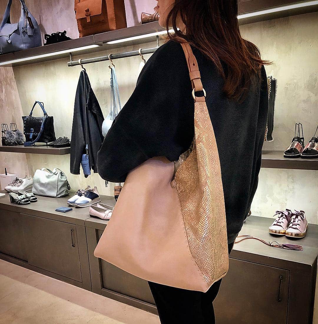 エンリーベグリンのインスタグラム：「Shopping time... #henrybeguelin#leather#vegetabletanned#handmade#bag#nude#color#bimaterial#cervo#printed#phyton#leather#spring#collection#」