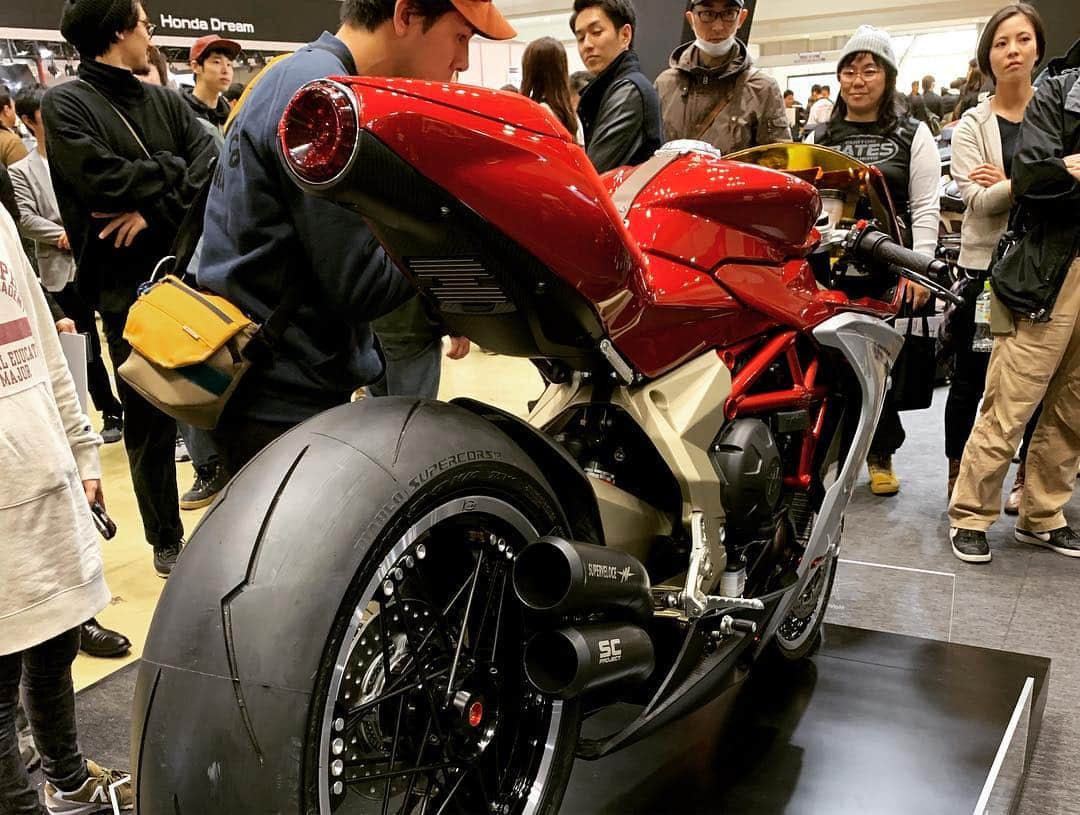 伊勢谷友介さんのインスタグラム写真 - (伊勢谷友介Instagram)「今日は東京モーターサイクルショーでした！ RGTCブースではREBIRTH PROJECTのオーガニックコットンでTシャツを売ってたんですが、まさかの発注ミスがあり、ご迷惑をおかけしたこともあり、平身低頭お詫びに行きつつ、リーダーと福田さんとパチリ。皆さんは手に入れてくれたかな？？？ 後、モトライズさんの番組と舞台に上がらせもらい、元GPライダー中野真矢さんとガールズバイカー「BIKO」（これは多分バイ子と読む）の皆さんと舞台へ。 僕のバイクライフなどなど話させて貰いました。 触って跨って、バイク三昧^_^ #rcgt  #motorise  #tokyomotorcycleshow  #伊勢谷友介  #yusukeiseya  #iseyayusuke  #honda  #yamaha  #ktm  #ducati  #bemota  #ural  #mvagusta」3月24日 22時14分 - iseya_yusuke