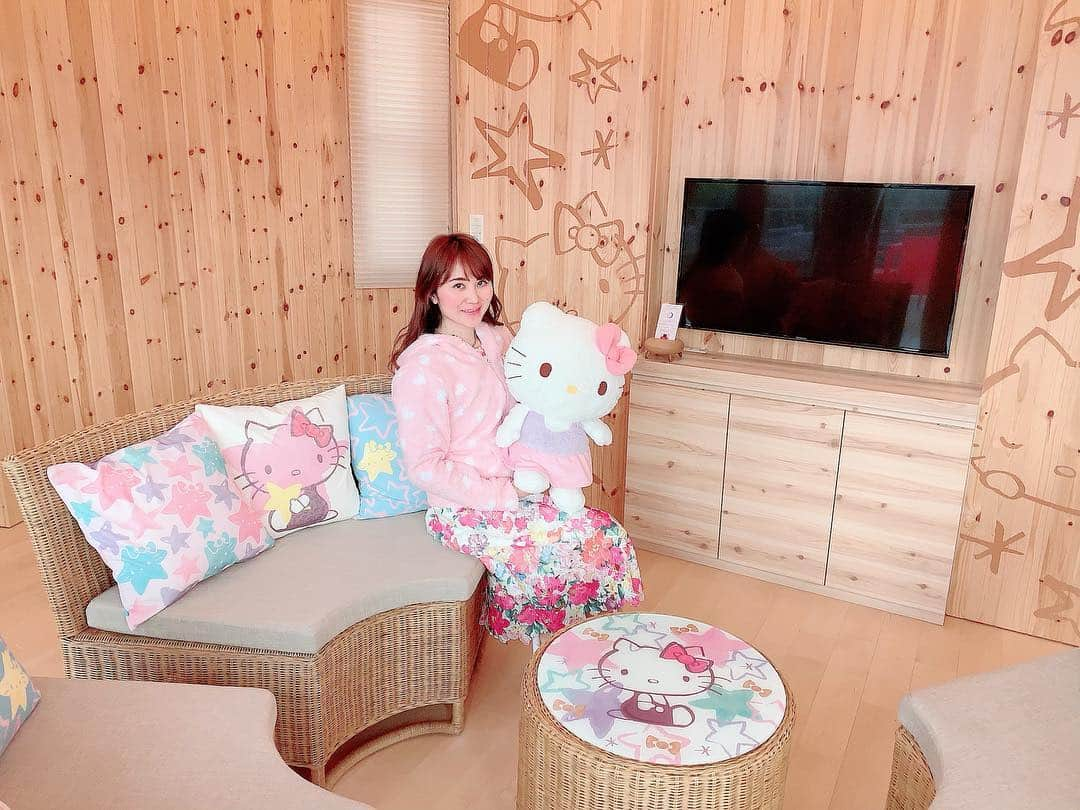 Miku Hirata 平田未来さんのインスタグラム写真 - (Miku Hirata 平田未来Instagram)「I really love hello kitty (@hello kitty)❤️just because she is always with us all around the world🌍☺️💓 * * 淡路島の #ニジゲンノモリ(@nijigennomori )  にある、  GRAND CHARIOT  北斗七星135° (グランシャリオホクトシチセイヒャクサンジュウゴド）に行ってきました💓 * その中でも、1番高い場所にある、#星のコクーン 💫空に手が届きそうなくらいの位置にあり、中がなんと #ハローキティルーム になっています💓 * 写真だけで表現しきれない部分は、ハイライトで動画にしました☺️💓 YouTubeにも載せます❣️ * #大人キティ にお出迎えされ、おやつには、りんごと🍎柑橘類🍊🍎(キティちゃんの体重はりんご3個分)☺️💓 備え付けの、#もこもこソックス で、安眠できました😪 * 窓からの景色も、眺めが良くて最高❣️ 「ここは日本なのか？ こんなところがあったのか！」と驚きの連続でした🤔✨💫🙏 * お夕食は、#星空のbar へ✨ #満天の星 がみえる季節にもまたきたいです⭐️ * 夕暮れ時から夜にかけての景色もまたをかし⭐️🤩子供用にも、御膳を用意してくださり、もりもり食べていました🍽 * 大人用には、#本格和食 で、#淡路島産 の食材にこだわった品ばかり🍴 #淡路ビーフ 特製銀鍋はどこまでも美味しかったです🐮 (最後の写真、力作なのに変なところで切れてしまいました💦ブログに載せます☺️) * * 写真だけだと、長男と2人ですが、 今回は #3世代旅行 (大人3名、子供2名)でお伺いしました👩👦👶👵👴 みんながそれぞれに満足して、楽しめるエンターテイメント性もあり、1日ではとても足りなかったです💦 * 大自然とキティに囲まれて、幸せすぎました❣️ ベッドルーム、お風呂、朝食はまたベット投稿させてください🙏🛀 * * 📍GRAND CHARIOT 北斗七星135° ‪ https://awaji-grandchariot.com/‬ 📍ニジゲンノモリ ‪ https://nijigennomori.com/‬ * * 📍ニジゲンノモリ ‪〒656-2301　兵庫県淡路市楠本2425-2  0799-64-7061‬ （GRAND CHARIOT  北斗七星135°はニジゲンモリ内にあります🏡） * * #grandchariot #grandchariot北斗七星135 #グランシャリオ #グランピングリゾート #コクーン #ナイトウォーク #淡路島リゾート #awajishima #hellokittyhotel #hellokittyroom #子連れ旅行記 #chesty #チェスティワンピース #いいね返し #いいねした人全員フォローする」3月24日 22時14分 - miku.hirata