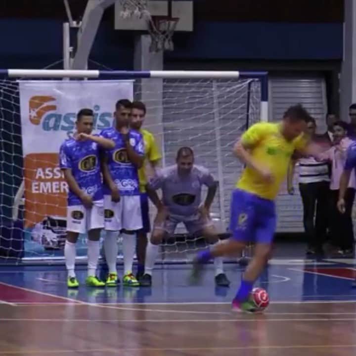 アレッサンドロ・ローザ・ヴィエイラのインスタグラム：「VÍDEO- 😱🤔👟⚽️🥅 Have you seen a goal like this? Can you do it? tag  and challenge a friend.  Já viu um gol desse? Consegue fazer? Marque e desafie um amigo 🤔🤔 #OREI 👑 .  Evento de 22/03/2019 Limeira SP  Vídeo- @eugabrieldelima」