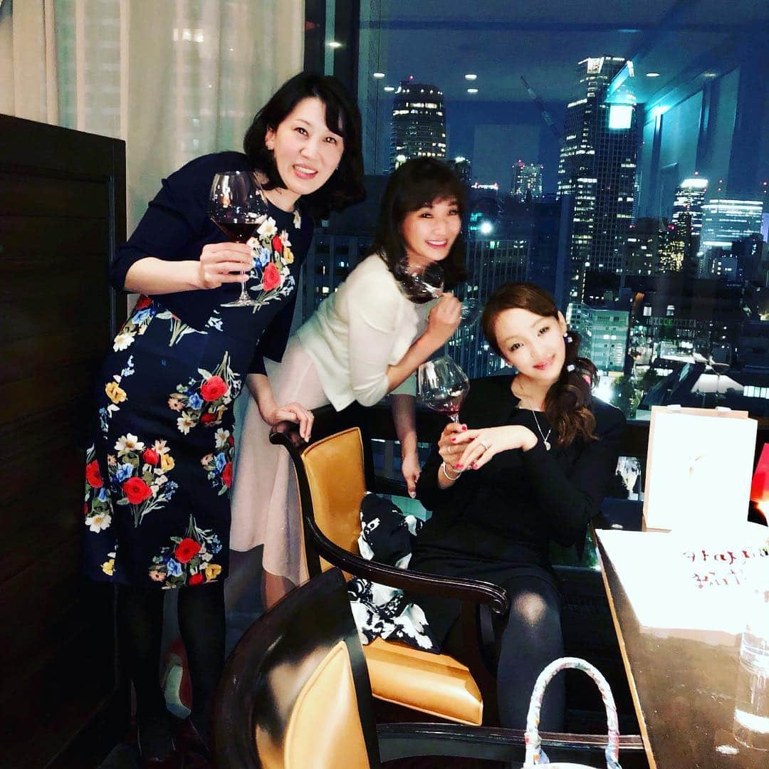 神田うのさんのインスタグラム写真 - (神田うのInstagram)「学校の仲良しママ友💕と普通にママ友ディナー😄のはずがナント❣️嬉しいサプライズ😍 少し早いバースデーのお祝いをして頂いちゃいました😍❣️ 本当にどうもありがとう😊💝 #嬉しい#サプライズ#surprise#surprisebirthday#どうもありがとう#もうすぐお誕生日#仲良し#ママ友#感謝#いつもありがとう#嬉しかった#ホテルオークラ#ホテルオークラ東京#桃花林#神田うの#unokanda」3月24日 22時20分 - unokandaofficial