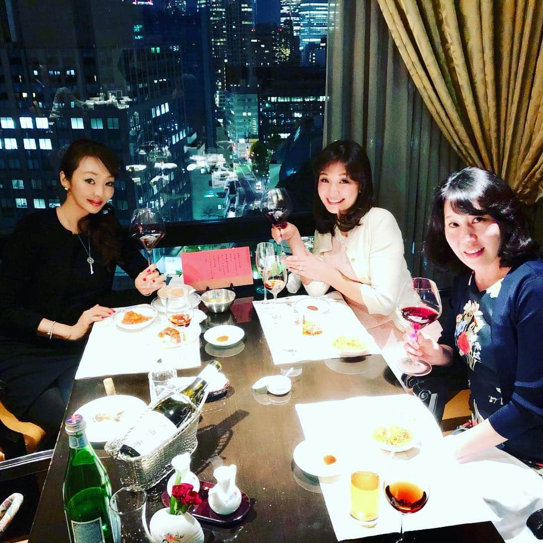 神田うのさんのインスタグラム写真 - (神田うのInstagram)「学校の仲良しママ友💕と普通にママ友ディナー😄のはずがナント❣️嬉しいサプライズ😍 少し早いバースデーのお祝いをして頂いちゃいました😍❣️ 本当にどうもありがとう😊💝 #嬉しい#サプライズ#surprise#surprisebirthday#どうもありがとう#もうすぐお誕生日#仲良し#ママ友#感謝#いつもありがとう#嬉しかった#ホテルオークラ#ホテルオークラ東京#桃花林#神田うの#unokanda」3月24日 22時20分 - unokandaofficial