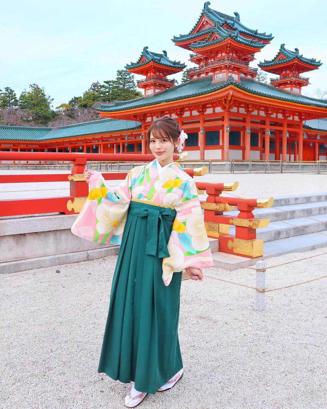 小沼瑞季さんのインスタグラム写真 - (小沼瑞季Instagram)「思い立って袴も着て平安神宮へ⛩🌸💕﻿ （チマチョゴリにも見えるね...🥺）﻿ ﻿ 袴なんて何年ぶりだろ〜〜🤭‼️✨﻿ あんまり着てる人もいなくて新鮮だった💖﻿ ﻿ 平安神宮⛩のとなりにあるお店﻿ 京都 時代祭館 十二十二(トニトニ)の﻿ べっぴんパルパフェも食べました🍨🍓🥝🍒﻿ ﻿ どら焼きみたいな生地に﻿ べっぴんさんの顔が😍﻿ そしてアイスやフルーツたっぷり〜🎶✨﻿ ﻿ ﻿ あ❣️この日と同じメイクは﻿ IGTVにupしたよ📺💖💕﻿ ﻿ 基本のベースメイクと、腫れぼったくならない﻿ パープルピンクのうさぎメイクです🐰💄﻿ ぜひcheckしてねーっ(੭ु ›ω‹ )੭ु⁾⁾💘﻿ ﻿ ﻿ ﻿﻿ #kyoto#yukata#kimono#japanesegirl #japantrip #girlstrip#travelgram#kimonogirl#平安神宮#袴#京都#京都旅行#京都カフェ#カフェ巡り#パフェ#和カフェ#国内旅行#女子旅#浴衣#着物#着物女子#パワースポット#神社#フォトジェニック#フォトジェニック旅#和服#みいきメイク#みいきのカフェめぐり☕️🍰#みいきとらべる✈️」3月24日 22時20分 - mizukikonuma