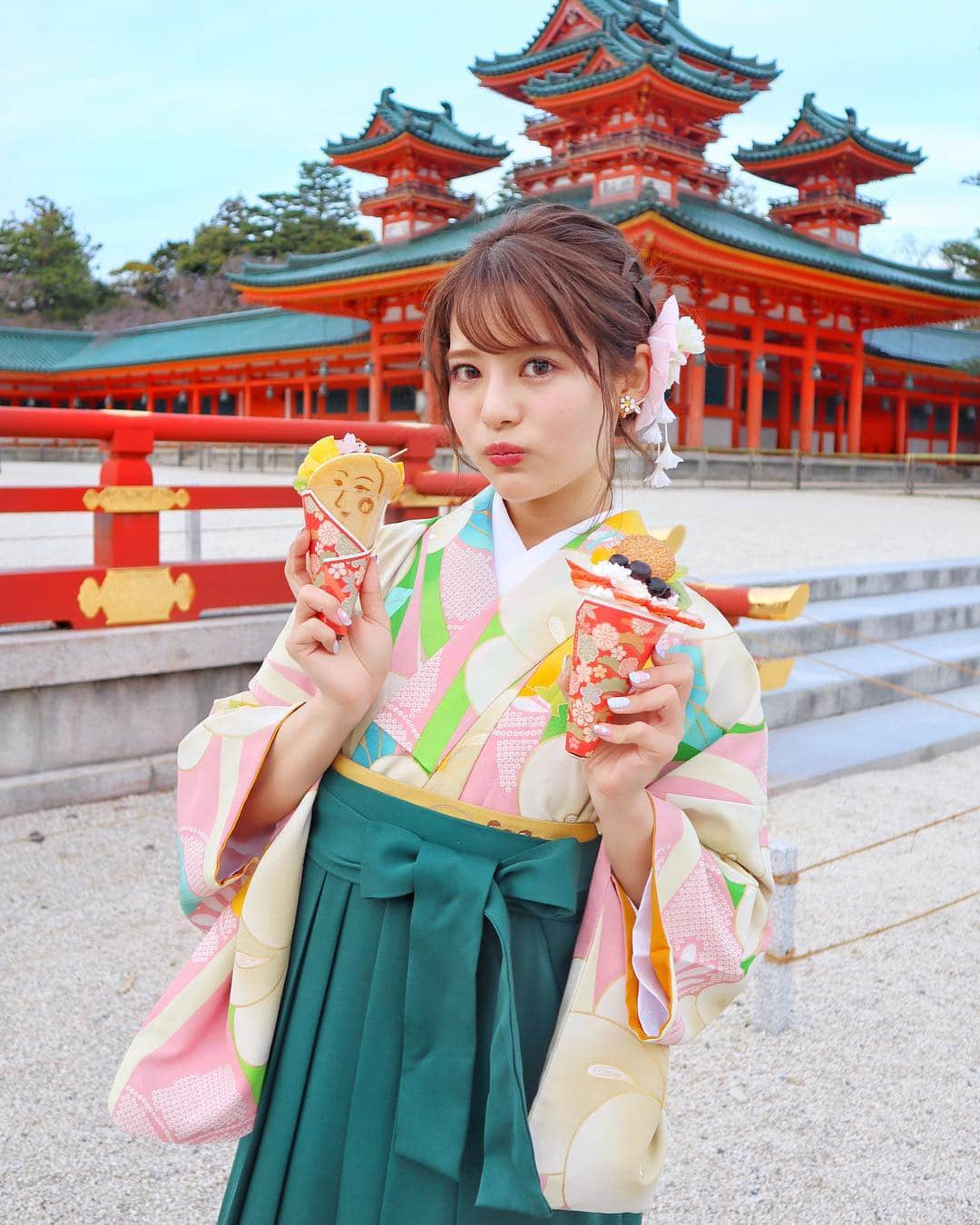 小沼瑞季さんのインスタグラム写真 - (小沼瑞季Instagram)「思い立って袴も着て平安神宮へ⛩🌸💕﻿ （チマチョゴリにも見えるね...🥺）﻿ ﻿ 袴なんて何年ぶりだろ〜〜🤭‼️✨﻿ あんまり着てる人もいなくて新鮮だった💖﻿ ﻿ 平安神宮⛩のとなりにあるお店﻿ 京都 時代祭館 十二十二(トニトニ)の﻿ べっぴんパルパフェも食べました🍨🍓🥝🍒﻿ ﻿ どら焼きみたいな生地に﻿ べっぴんさんの顔が😍﻿ そしてアイスやフルーツたっぷり〜🎶✨﻿ ﻿ ﻿ あ❣️この日と同じメイクは﻿ IGTVにupしたよ📺💖💕﻿ ﻿ 基本のベースメイクと、腫れぼったくならない﻿ パープルピンクのうさぎメイクです🐰💄﻿ ぜひcheckしてねーっ(੭ु ›ω‹ )੭ु⁾⁾💘﻿ ﻿ ﻿ ﻿﻿ #kyoto#yukata#kimono#japanesegirl #japantrip #girlstrip#travelgram#kimonogirl#平安神宮#袴#京都#京都旅行#京都カフェ#カフェ巡り#パフェ#和カフェ#国内旅行#女子旅#浴衣#着物#着物女子#パワースポット#神社#フォトジェニック#フォトジェニック旅#和服#みいきメイク#みいきのカフェめぐり☕️🍰#みいきとらべる✈️」3月24日 22時20分 - mizukikonuma