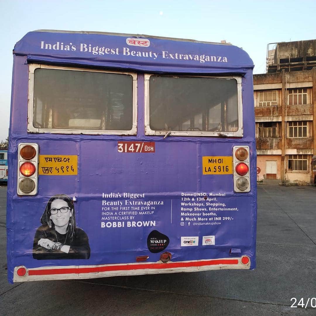 ボビー・ブラウンのインスタグラム：「When you wake up and see yourself on a bus. @indiamakeupshow here I come」