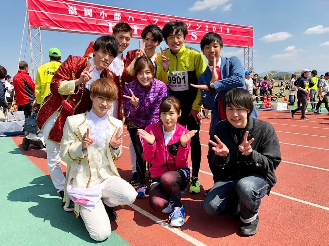 秋山ゆずきのインスタグラム：「. . 本日は【小郡市ハーフマラソン大会】 応援に行ってきましたー！ . . 実は半年前くらいから マラソン大会応援しに行けることが決定していて 初めての福岡、初めての小郡市、 初めてのマラソン大会で ずっとわくわく待っていたのですが 気がつけばあっという間にこの日が来て！！！ . . 楽しみにしていた月が長いだけあってか 本当に楽しく、初めてづくしを味わいました！ . #チラチラパンチ という 福岡の #TVQ さんの番組収録にも 参加させて頂いたり、 (OA.日が決まりましたら報告します) 福岡を拠点に活動されている アイドルグループ #アンビシャス さんとも共演させて頂いたり #小郡市市長 の加地さんにお会いしたり #上田監督 に会えたり (マラソンの上田誠仁監督です！笑) #カメラを止めるな ブースも作っていただけて皆様と握手出来たり #ゲストランナー の #山梨学院大学陸上部 の皆様と会えたり 矢上さんと久松さんにうなぎに連れて行って貰えたり…笑 (こんなに美味しいひつまぶし初めて食べました) . . 小郡のみなさん本当に優しく たくさんの方に【カメラを止めるな！】見ました！と ちっちゃい子からお母さんお父さんまで言ってもらえて 本当に嬉しかったです。 東京からわざわざ応援しに来てくださった皆さんも 本当に頼もしい。ありがとうございました。 . マラソン大会の皆様、 お忙しい中気遣い沢山して下さり 本当にありがとうございました。 .  また福岡に来れるように頑張りますので これからも皆様よろしくお願いします！ . .  #小郡 #小郡市 #福岡 #マラソン大会 #ハーフマラソン #小郡市ハーフマラソン大会 #福岡旅行 #うなぎ #うなぎ山道 #asics #ランニングコーデ」