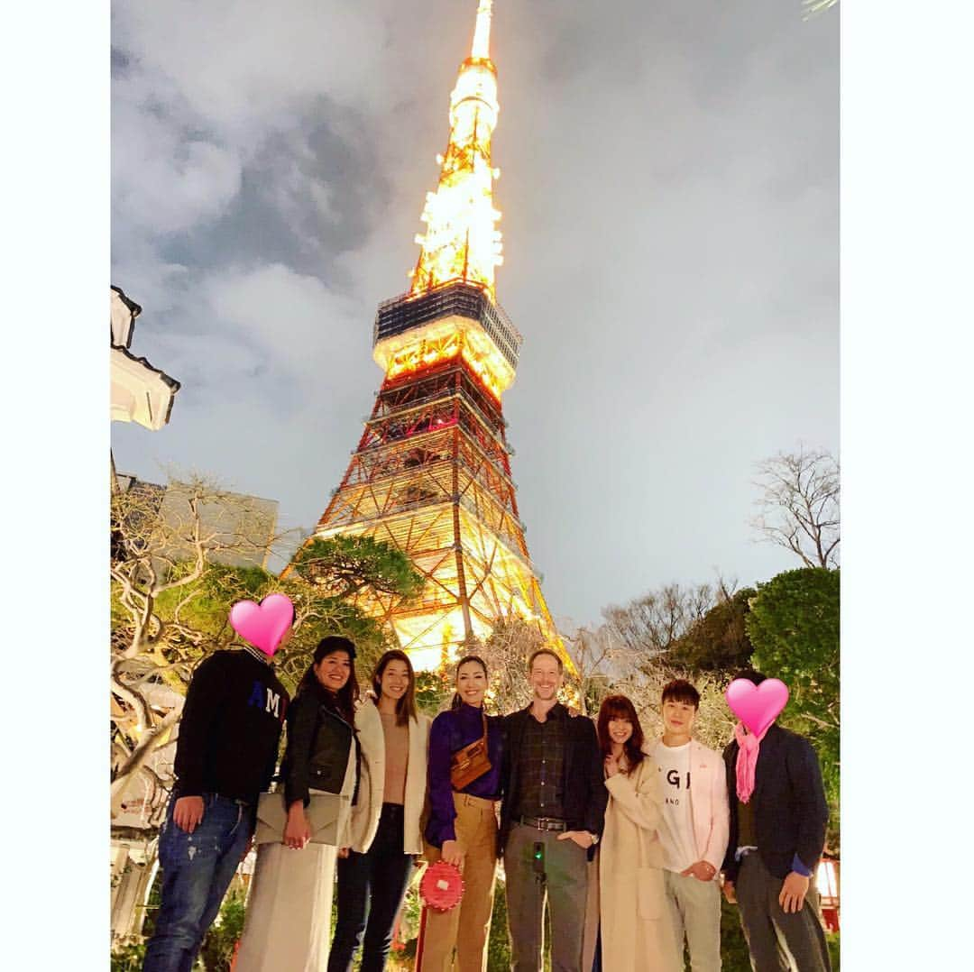 アンミカさんのインスタグラム写真 - (アンミカInstagram)「良い気に満ちた東京タワー🗼のふもとの【とうふ屋うかい亭 】にて兄弟姉妹仕切りで開催されたお誕生日会に、スミレちゃんも駆けつけてくれました❤️ みんなから愛に満ちたメッセージを、結婚式記念日の今日と、誕生日の明日にゆっくり読ませて頂きます💌 亡き父の誕生日に結婚式場がめでたい理由て空いて、パレスホテルで式を挙げられました。天国の父からのプレゼントに感謝。。。 。 #おめでとうは浄化のエネルギー  #言うのも言われるのも嬉しい言葉 #人生を折り返して周りの友人の笑顔を見て同じエネルギーを感じることが嬉しい #みんなのhllspdを祈ります #旦那さまからのお誕生日プレゼントはヴィトンのウエストポーチ #happybirthday #friends #sisters #brother #family #love」3月24日 22時31分 - ahnmikaofficial