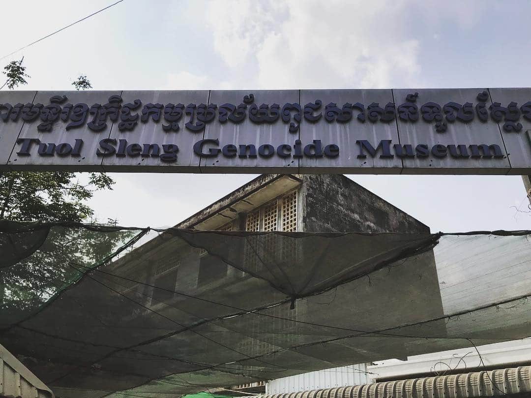井川祐輔さんのインスタグラム写真 - (井川祐輔Instagram)「香港滞在記#96 《カンボジア旅行 Day2-4》 「Tuol Sleng Genocide Museum」 人類の歴史は「争い」の歴史と言えるでしょう。 どの時代にも必ず戦争は存在します。 ここトゥールスレン虐殺博物館は、そんな愚かな争いの証言者。 ポルポト政権時代のクメール・ルージュによる、罪も無い人々への虐殺の記録を展示しています。 平和そうに見えている今現在の平和は、戦争という愚かな過ちの上に成り立っている。 それを人類は何度も繰り返してきました。 我々は過去から何を学んでいるのでしょうか？？ #香港滞在記#香港#カンボジア#プノンペン#トゥールスレン虐殺博物館 #hongkong#hk#cambodia#phnompenh#tuolslenggenocidemuseum」3月24日 22時34分 - yusukeigawa_4