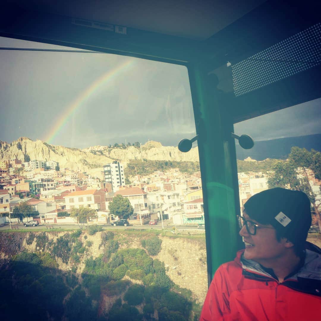 福山雅治さんのインスタグラム写真 - (福山雅治Instagram)「ラパスではロープウェイが交通機関として利用されていました。遠くに虹が見えました。福  #Bolivia #LaPaz #地底人ラジオ」3月24日 22時34分 - masaharu_fukuyama_official