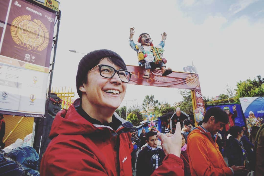 福山雅治さんのインスタグラム写真 - (福山雅治Instagram)「ラパスのアラシータというお祭りにて地底人ラジオ収録中。奥に見える人形はエケコという福の神。福  #Bolivia #LaPaz #地底人ラジオ」3月24日 22時34分 - masaharu_fukuyama_official