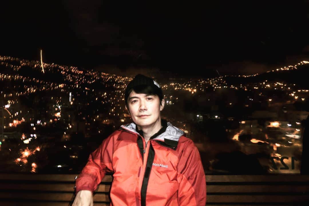福山雅治さんのインスタグラム写真 - (福山雅治Instagram)「世界一とも唱われるラパスを夜景を眺めながら地底人ラジオ収録中。福  #Bolivia #LaPaz #地底人ラジオ」3月24日 22時36分 - masaharu_fukuyama_official