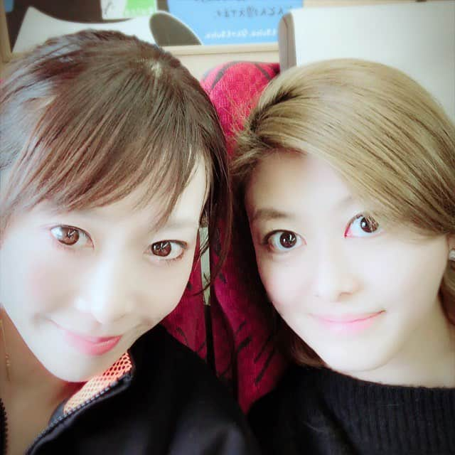 綾月せりさんのインスタグラム写真 - (綾月せりInstagram)「．﻿ ﻿ ﻿ ﻿ やっと﻿ やっっっと実現できた﻿ ﻿ まさお(#龍真咲)との旅行♨️﻿ ﻿ ﻿ 2泊3日で#長野県 に行ってきました( * ॑꒳ ॑* )﻿ ﻿ ﻿ ﻿ #東京駅で待ち合わせ たのですが、﻿ 【10時に東京駅】というざっくりした待ち合わせだったので、ここにいるーとまさおがくれた連絡が2枚目！笑﻿ ﻿ エスカレーターを上がると、めっちゃニコニコしたまさおが迎えてくれました💕﻿ ﻿ この時点で2人ともテンションMAX⤴︎︎⤴︎︎﻿ ﻿ ﻿ ﻿ ﻿ 長野までは#北陸新幹線【#かがやき】に乗って行きました🚄﻿ ﻿ 1枚目の写真、「なんか既視感ある····· 」と思ったら、#VOICE の千秋楽後VOICEメンバーで金沢に#全ツ を見に行った時、ほぼほぼ同じアングルで同じような写真を撮ってました✨﻿ ﻿ 若さは全然違ったけど笑﻿ ﻿ ﻿ ﻿ ﻿ 長野に着くと、いつもお世話になっている方がアテンドして下さり、#藤屋御本陣 さんでランチ🍴🥂﻿ ﻿ からの#善光寺 ‼️﻿ ﻿ ﻿ #お戒壇巡り という、秘仏の御本尊様の下を巡って、仏様の分身ともいえるお錠前に触れることによって、仏様と縁を結び極楽往生のお約束をいただき、私たちが本来持っている仏縁の種を大切に育ててゆくことを仏様にお誓いする「行 ｣をしたり、﻿ (ここ、ホントに真っっっ暗でした💦)﻿ 七味で有名な#八幡屋礒五郎 本店に行ったり、到着早々長野を満喫しました♡﻿ ﻿ ﻿ 7枚目は、今回泊まった#藤井荘 さんのお夕飯で出た釜炊の#たけのこご飯( * ॑꒳ ॑* )﻿ ﻿ ﻿ お腹いっぱい胸いっぱいで、幸せいっぱいな長野一日目は2人で爆睡でした！笑﻿ ﻿ ﻿ ﻿ つづく♡﻿ ﻿ ﻿ ﻿」3月24日 22時36分 - seri_ayazuki