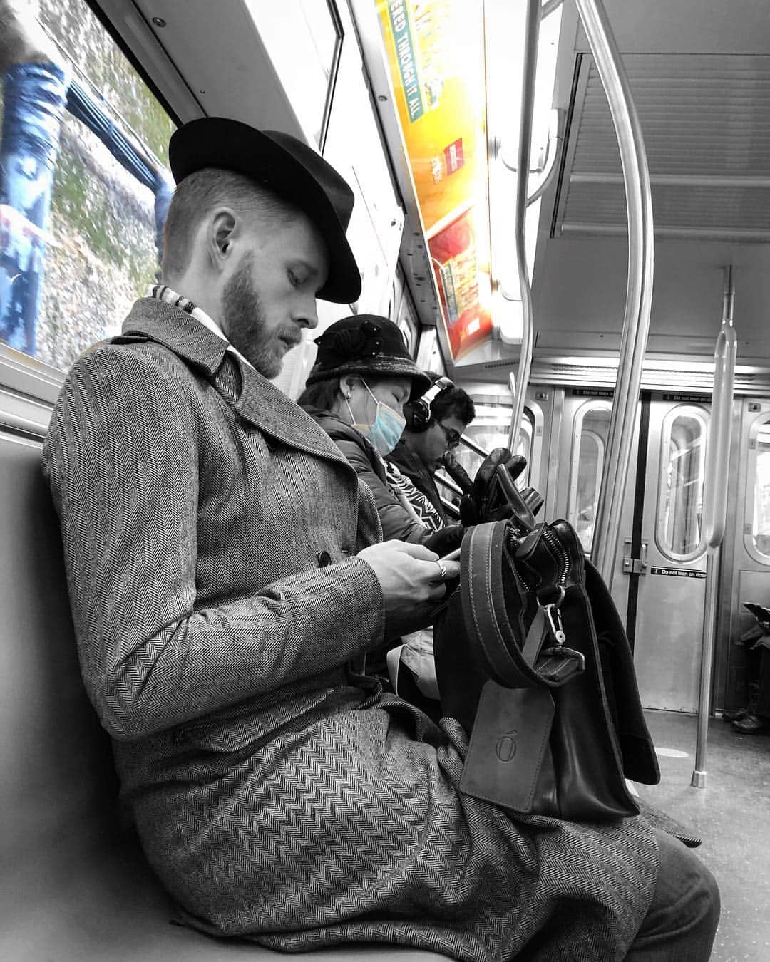 スコット・ローウェルさんのインスタグラム写真 - (スコット・ローウェルInstagram)「Senses Working Overtime .  #subway #streetphotography #shotoniphone #subwayseries #mta #nycsubway #nycstreetphotography #documentaryphotography #streetphotography_bw #storyofthestreets #life_is_street  #candidphotography #blackandwhite #blackandwhitephoto #blackandwhitephotography #bnw  #bnwsubway #picoftheday #instablackandwhite #colorsplash #solitarycrowd #bnwcolor #streetphotography #street_photographer #streets_storytelling」3月24日 22時47分 - scolo222
