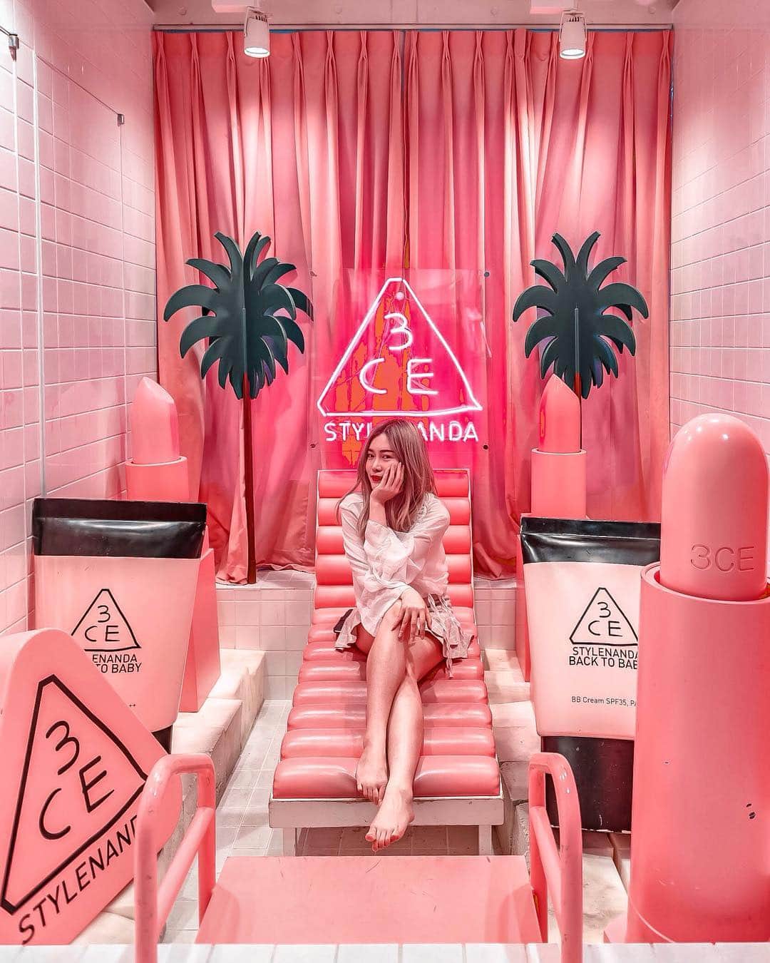 Stella Leeさんのインスタグラム写真 - (Stella LeeInstagram)「In the journey of finding all the pink spots in Tokyo. Anyone has recommendation besides the famous Stylenanda Store in Harajuku? 😍」3月24日 22時47分 - stellalee92