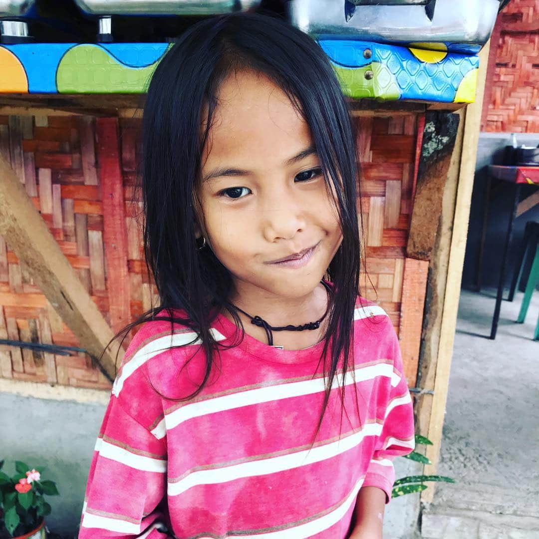のインスタグラム：「︎﻿✂︎かわいいフィリピンの女の子  とってもシャイ😃  @abc_cebu﻿ ﻿  #アジアビューティーカレッジ﻿ #AsiaBeautyCollege﻿ #ヘアスタイル﻿ #ヘアカラー﻿ #ヘアアレンジ﻿ #セブ留学﻿ #美容留学﻿ #語学留学﻿ #海外美容師﻿ #海外スタイリスト﻿ #海外生活﻿ #海外留学﻿ #美容学生﻿ #海外美容室﻿ #海外ヘアサロン﻿ #海外で美容師﻿ #セブ美容﻿ #セブ島﻿ #美容師転職﻿ #美容師募集﻿ #instahair﻿ #hairstyle﻿ #hairstagram﻿ #海外就職希望﻿ #就活中﻿ #日系サロン ﻿ #DONNA﻿ #ドンナ﻿ #cebustudents﻿ #freecut」