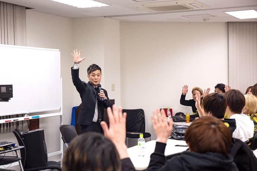 入江慎也さんのインスタグラム写真 - (入江慎也Instagram)「新宿でホストの幹部の皆さんに講演会  皆さん真剣に聞いていただき有難い！  ありがとうございました😊  まさかの芸人の後輩がいました  ホストととの二足のわらじ  ホスト歴23年 芸歴 3年  これから楽しみ！  #講演会 #新宿 #ホスト #接客 #営業 #シンスユー  #シンスユー グループ #37本目」3月24日 22時59分 - oreirie0408