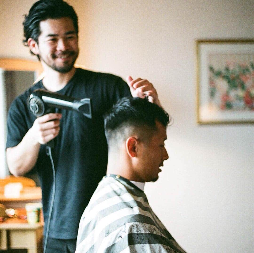 吉田一将のインスタグラム：「いつかの写真  #kobe #barber  #mericanbarbershop  #headbarber  #ウッティーヨースケ #吉田一将  #かれこれ4年目 #いつもありがとうございます #そしてこれからも #もうすぐ開幕 #それ以上でもそれ以下でもない」
