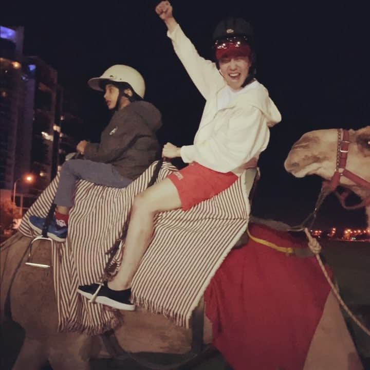 DINDINのインスタグラム：「찬송이와 함께 즐거웠던 호주의 추억 🇦🇺 #딘딘 #매니저 #류찬송 #낙타 #나만신났던거구나 #내돈7달러였잖아 #재밌어서타라고한건데 #싫으면싫다고하지 #하품을하다니 #외로운외침 #찬송아 #미안해」