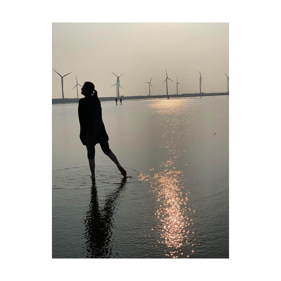 煌月爽矢のインスタグラム：「.﻿ .﻿ フォトジェニック。﻿ ﻿ ﻿ 台湾。﻿ ﻿ ﻿ ﻿ 高美湿地。﻿ ﻿ ﻿ ﻿ #ひかるの携帯で撮影しまくる﻿ #映えー﻿ #わかばのよそ見写真も﻿ #何気ない感じが好きな一枚﻿ #地球広い﻿ #高美湿地の事は全てブログに詳細載せてます！」