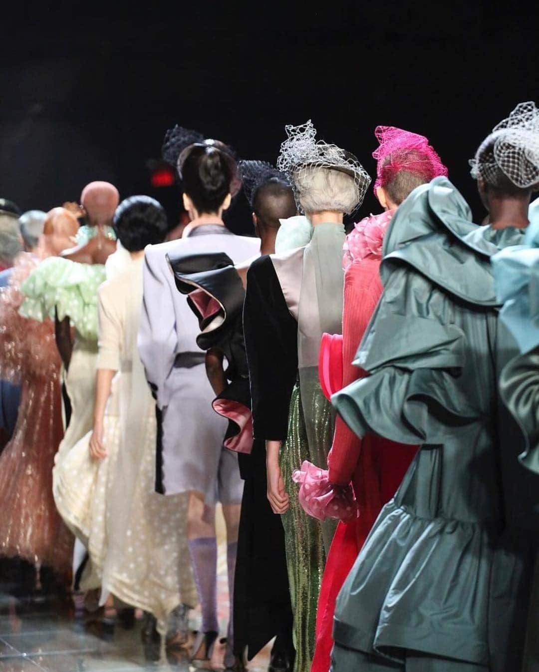 Fashion Weekのインスタグラム：「Spring has sprung on the #MarcJacobs February 2019 runway 💐」