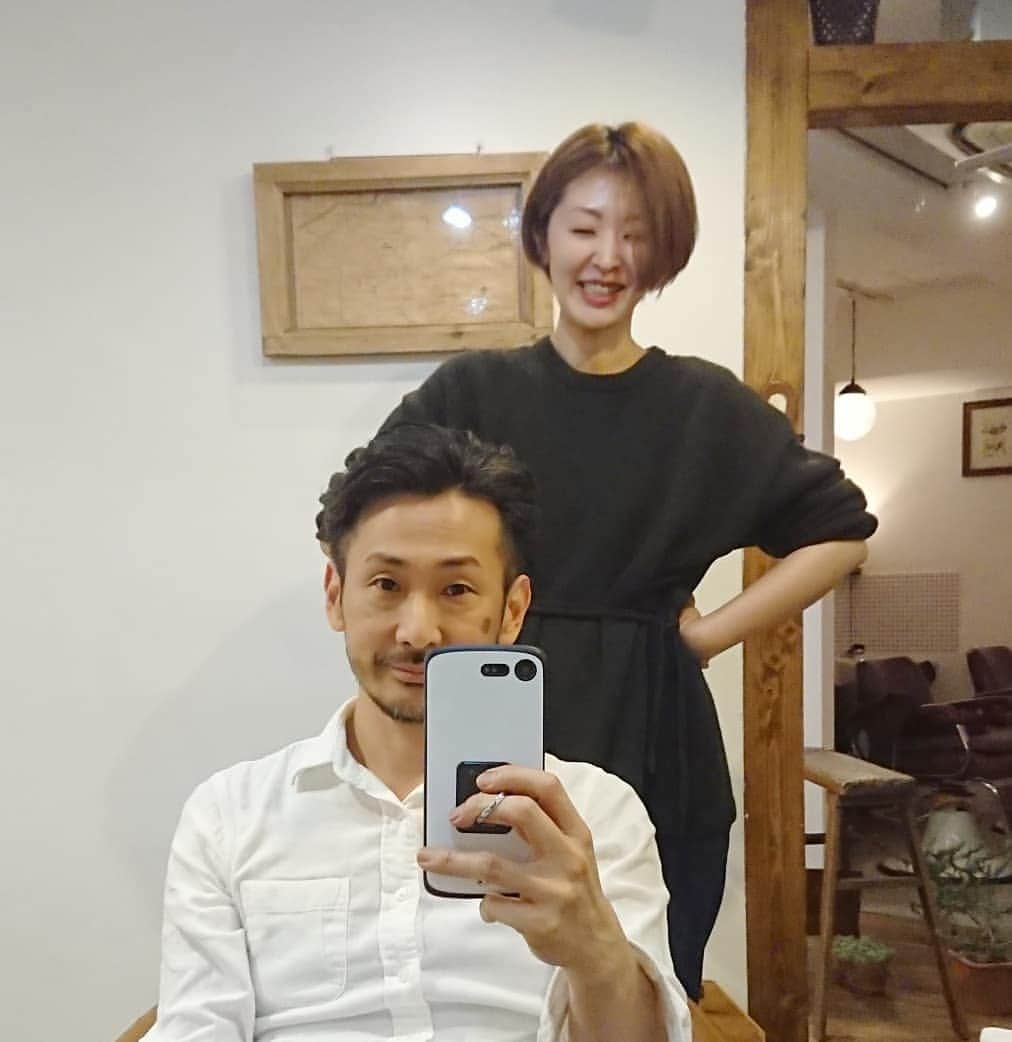 nest hairsalonさんのインスタグラム写真 - (nest hairsalonInstagram)「今日は逆に田崎さんにカットしてもらいました。  オーダーは 「外国人のイケメンオヤジ」  スッキリ✂️✨ . .  #横浜美容室#ヘアサロン#ヘアエステ#美容室#ヘアアレンジ#ヘアアレンジ解説#ヘアアレンジプロセス#簡単アレンジ#まとめ髪#ヘアスタイル#横浜#石川町#元町#nest#nesthairsalon」3月24日 23時07分 - nest_hairsalon