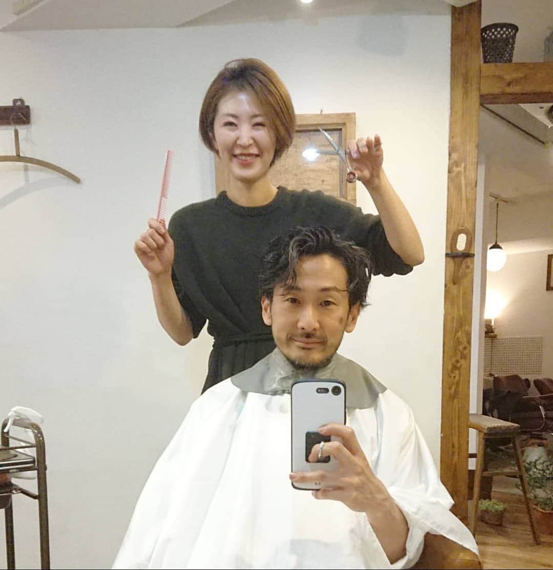 nest hairsalonさんのインスタグラム写真 - (nest hairsalonInstagram)「今日は逆に田崎さんにカットしてもらいました。  オーダーは 「外国人のイケメンオヤジ」  スッキリ✂️✨ . .  #横浜美容室#ヘアサロン#ヘアエステ#美容室#ヘアアレンジ#ヘアアレンジ解説#ヘアアレンジプロセス#簡単アレンジ#まとめ髪#ヘアスタイル#横浜#石川町#元町#nest#nesthairsalon」3月24日 23時07分 - nest_hairsalon