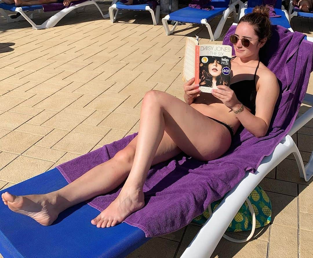 ケイトリン・オズモンドさんのインスタグラム写真 - (ケイトリン・オズモンドInstagram)「Enjoying my last day in the sun with my absolute must read! I’ve enjoyed a lot of books but this one might have been my absolute favourite ! If you haven’t read “Daisy Jones & the Six” I highly highly suggest it ! #bookworm #greatreads #soakingupthesun #vacation #taylorjenkinsreid #daisyjones #thesix」3月24日 23時10分 - kaetkiss